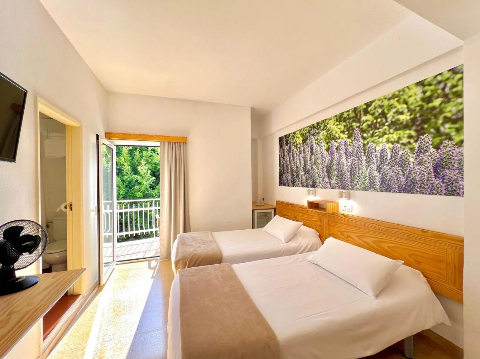 Photo of the whole room, Bed in Hotel Edén