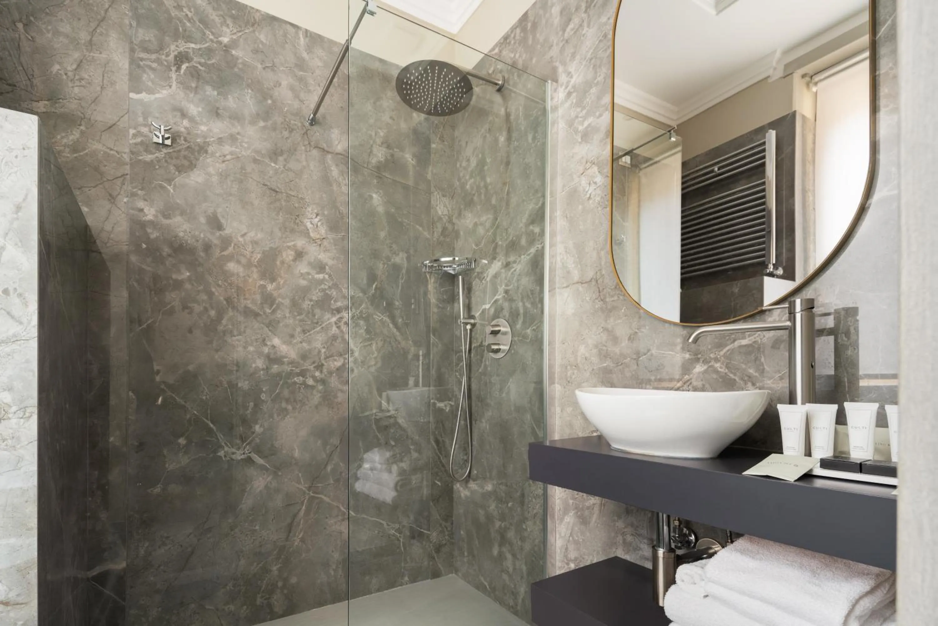 Shower in Antico Albergo del Sole al Pantheon