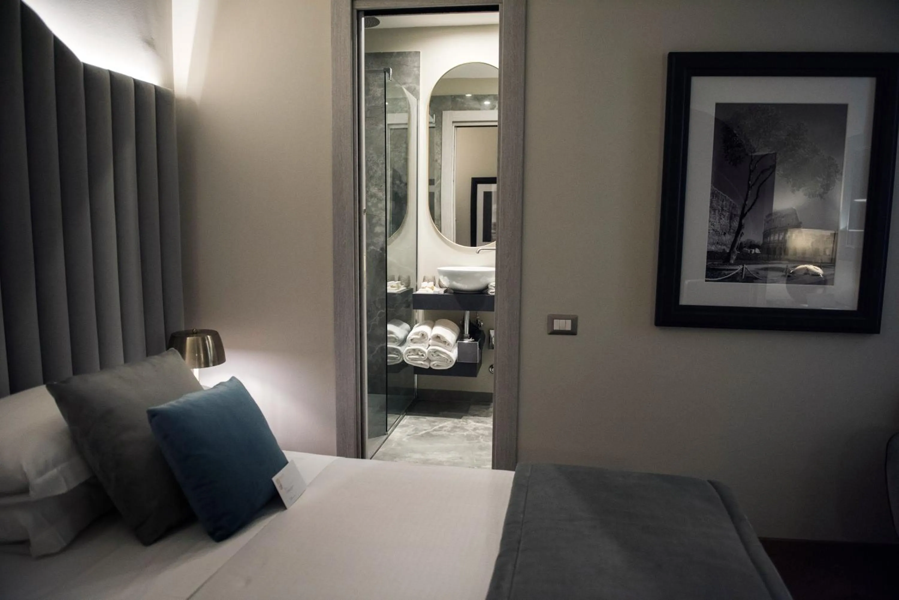 Bed in Antico Albergo del Sole al Pantheon