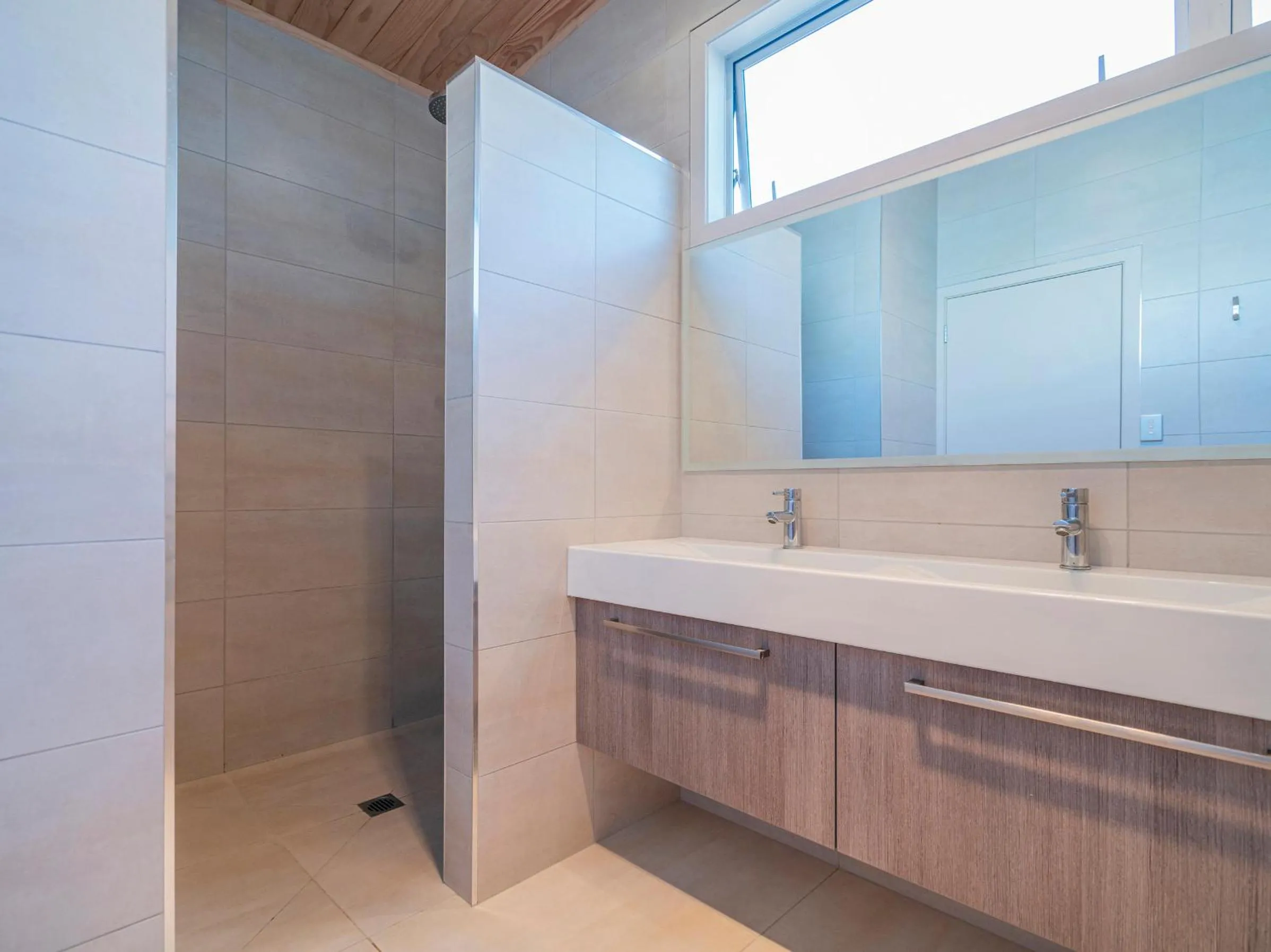 Shower in Castaway Bach - Whangamata Holiday Home