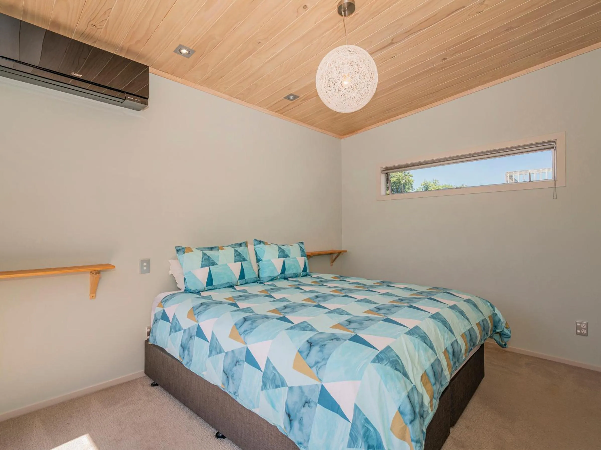 Shower, Bed in Castaway Bach - Whangamata Holiday Home