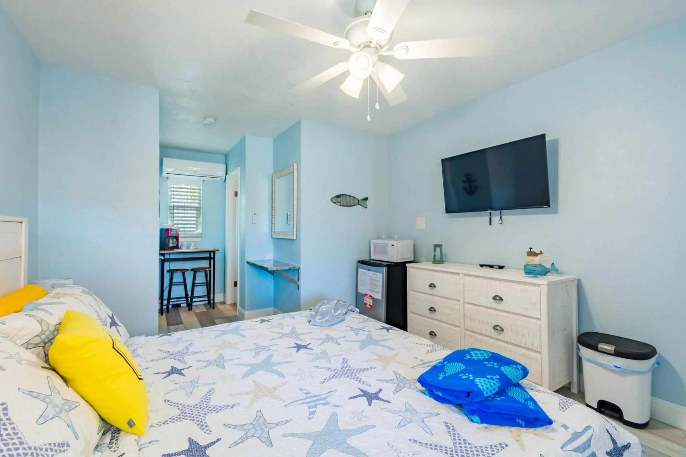 Bed in Upham Beach Inn