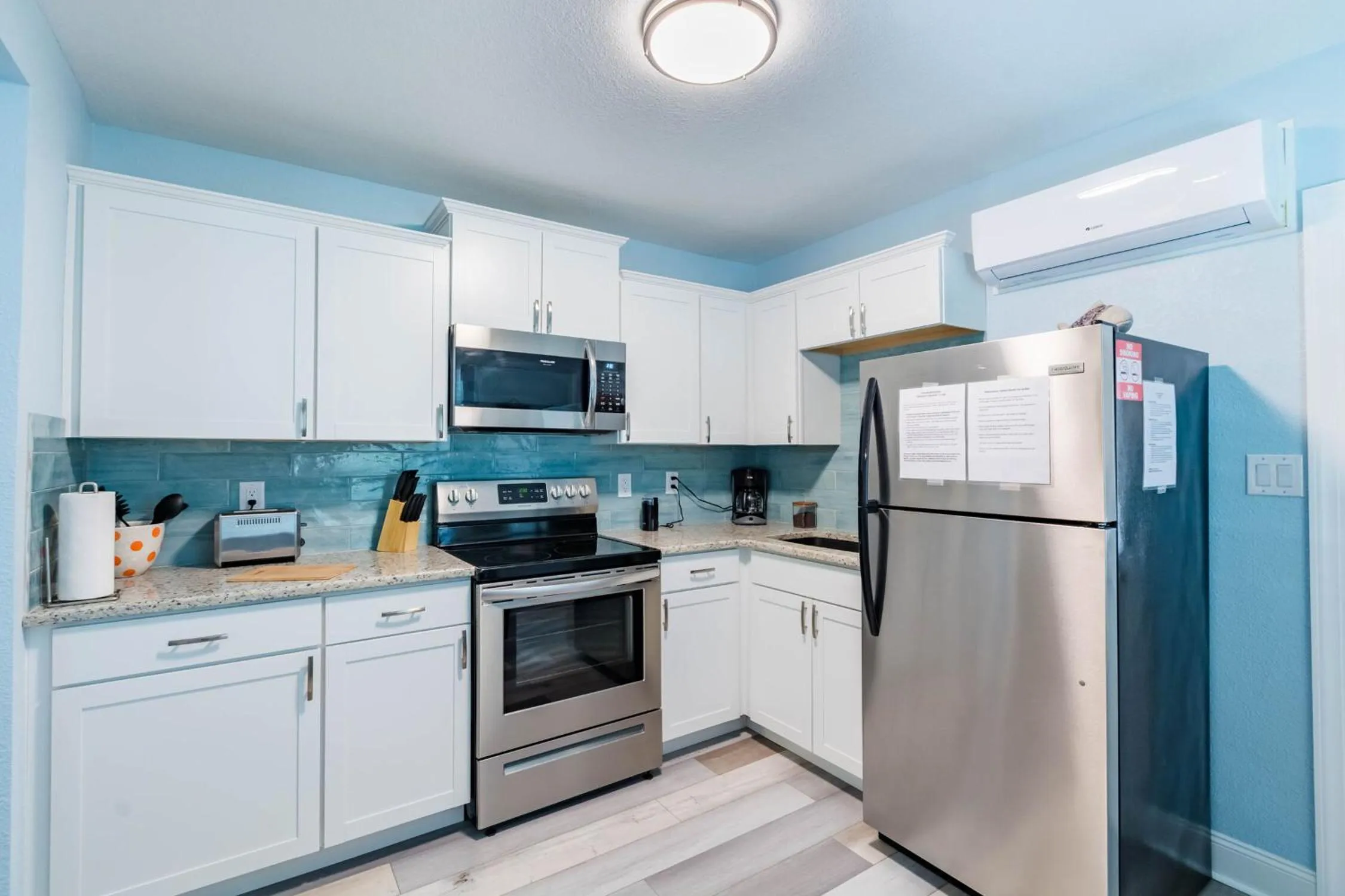 Kitchen or kitchenette in Upham Beach Inn