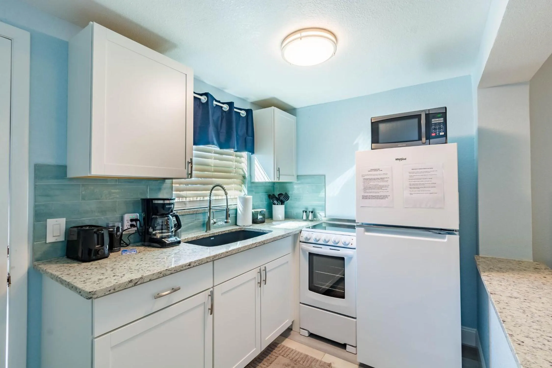 Kitchen or kitchenette in Upham Beach Inn