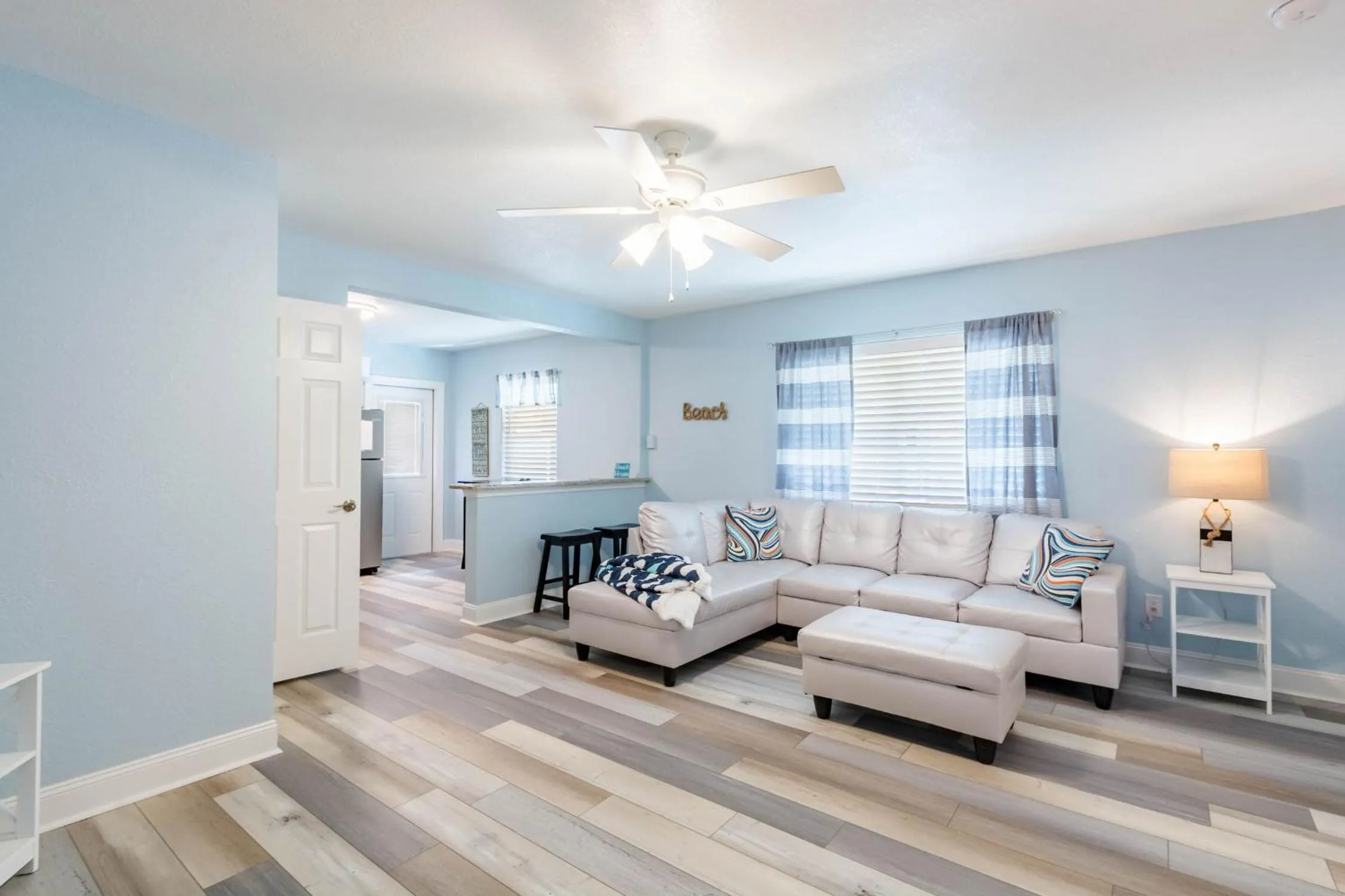 Living room in Upham Beach Inn