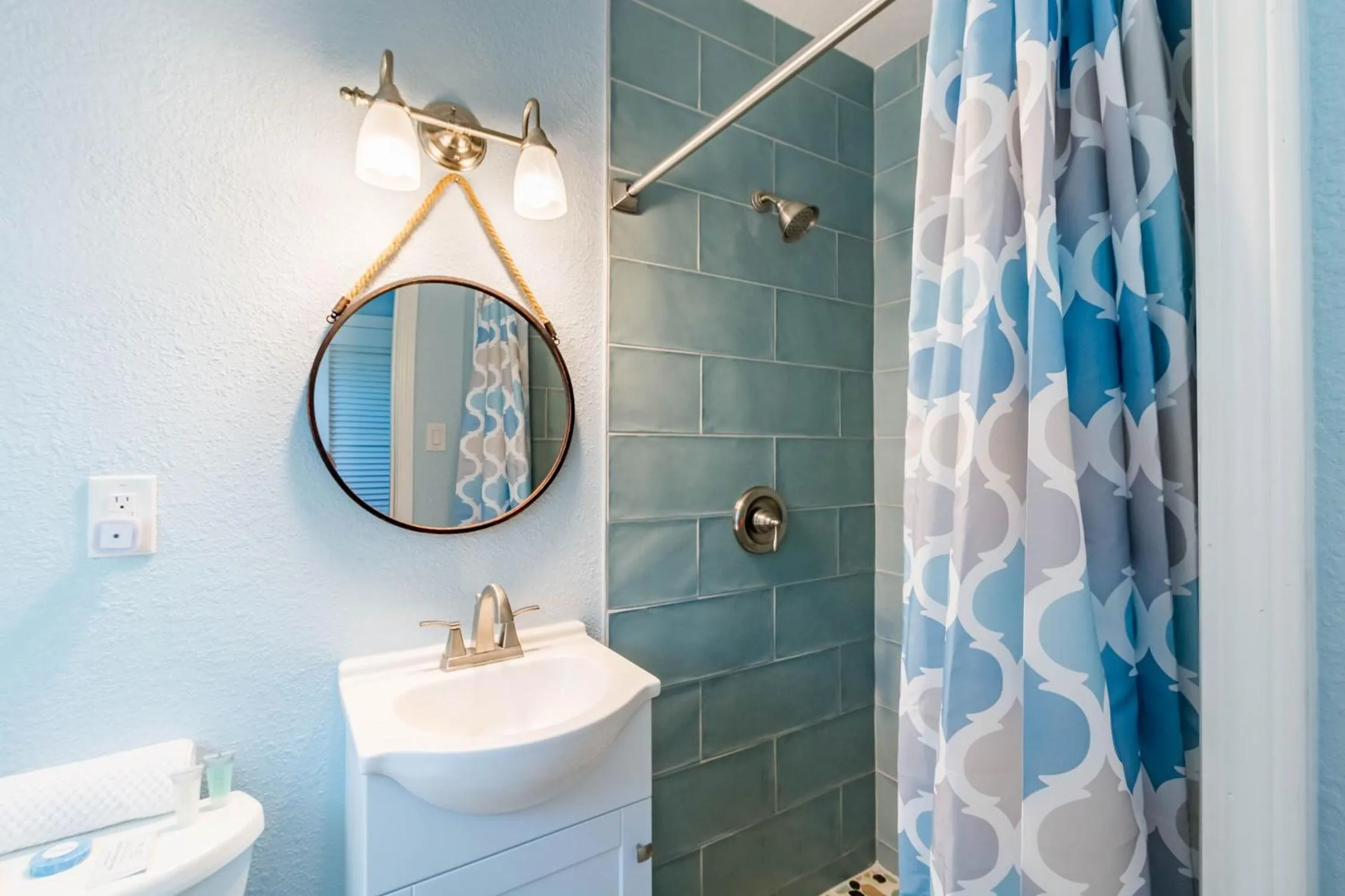 Bathroom in Upham Beach Inn