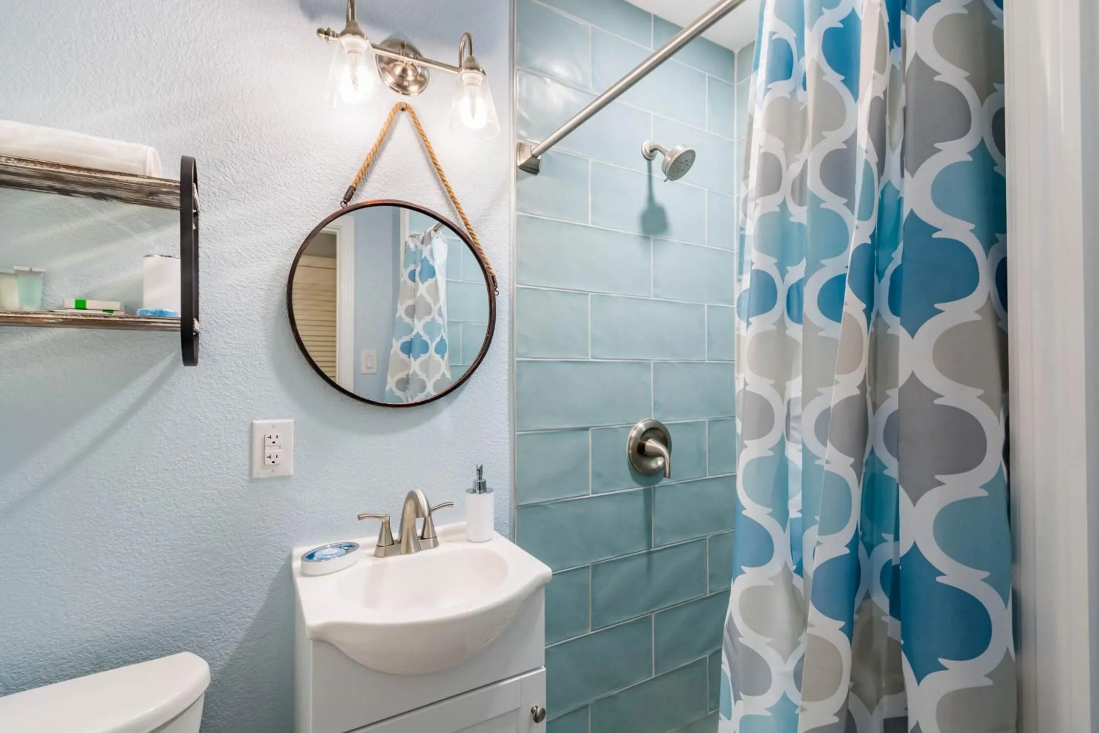 Bathroom in Upham Beach Inn