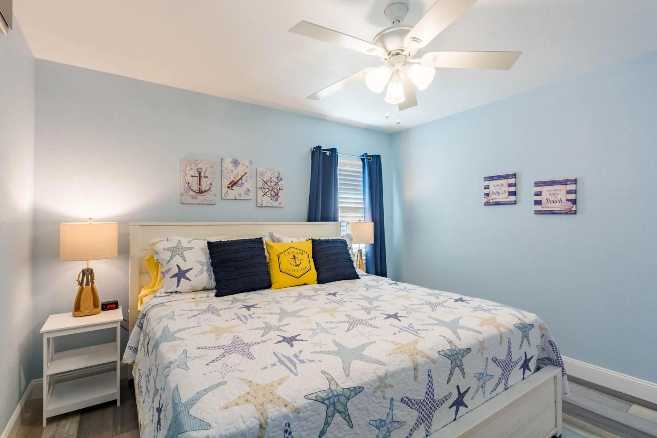 Photo of the whole room, Bed in Upham Beach Inn