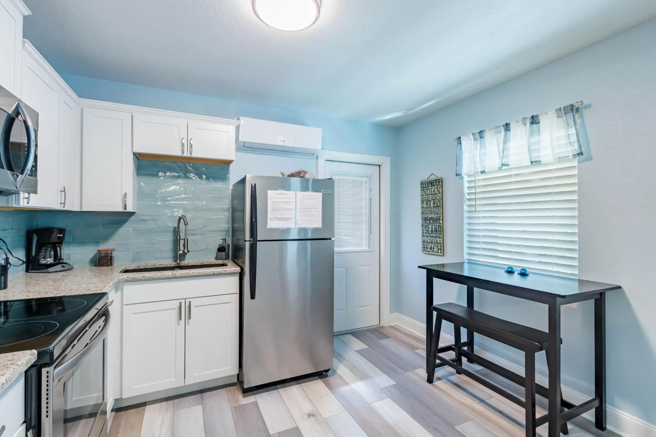 Kitchen or kitchenette in Upham Beach Inn