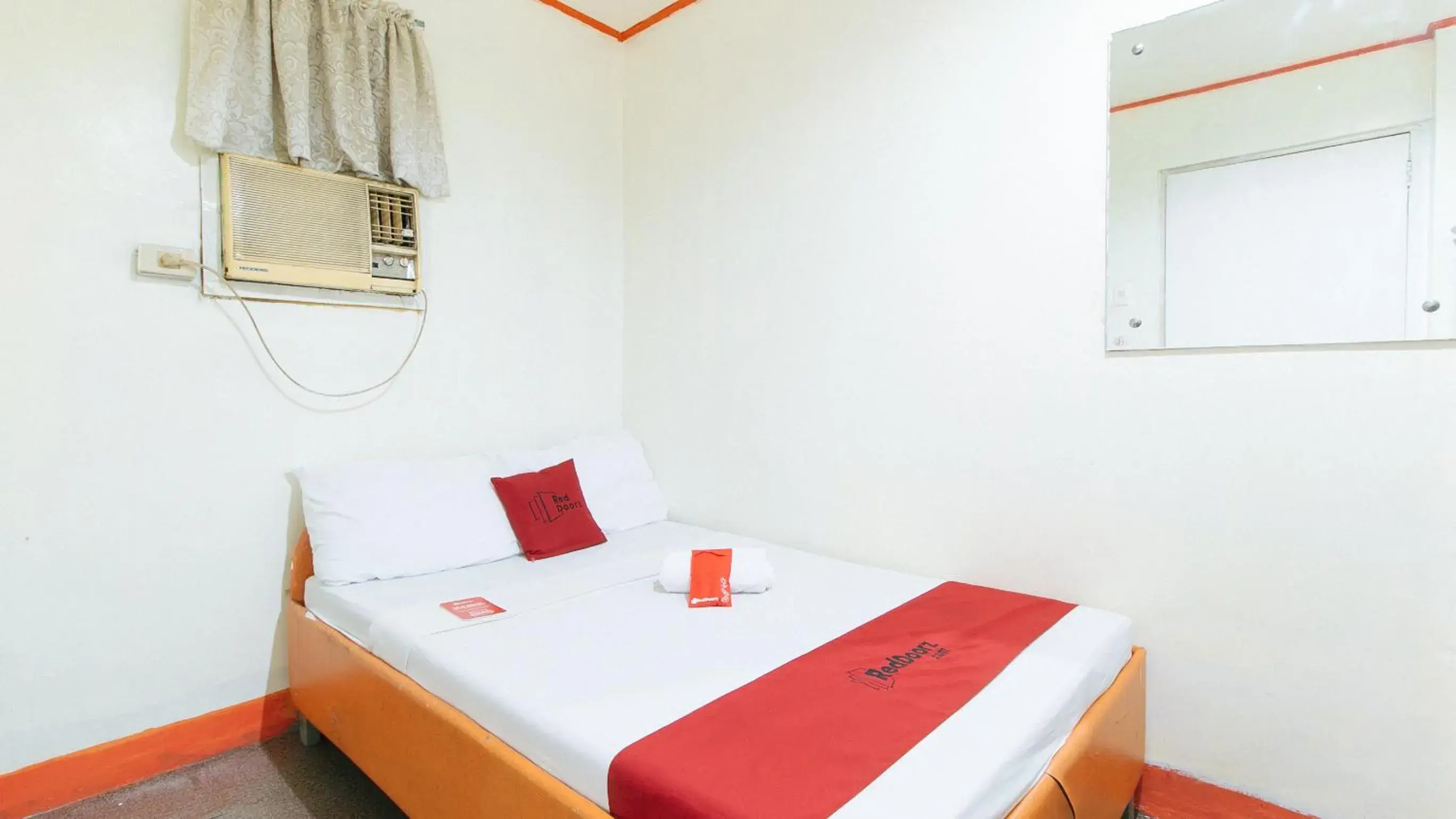 Bed in RedDoorz @ Eros Travellers Pensione Bed in RedDoorz @ Eros Travellers Pensione