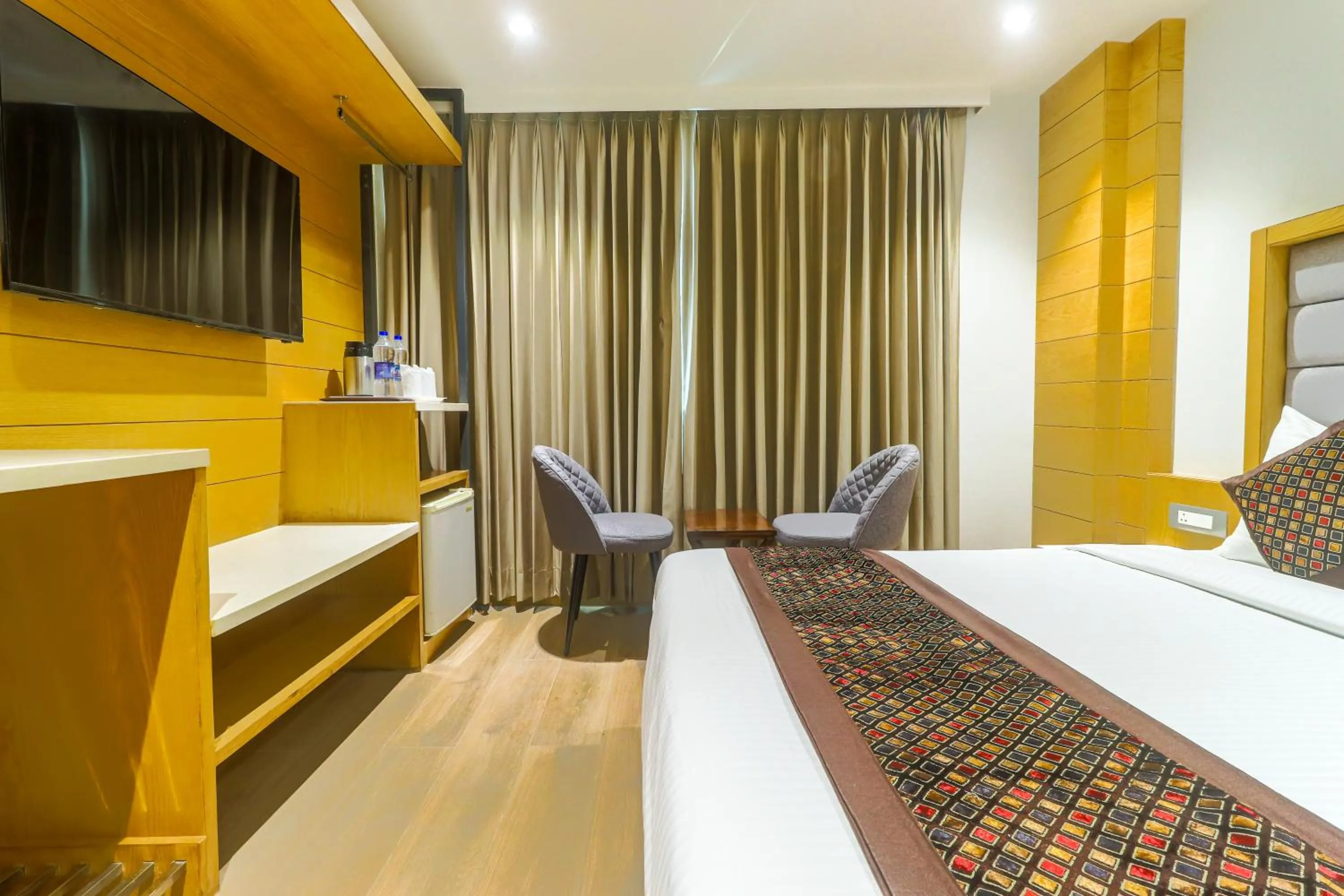 TV and multimedia, Bed in Hotel Bricks, Karol Bagh, New Delhi