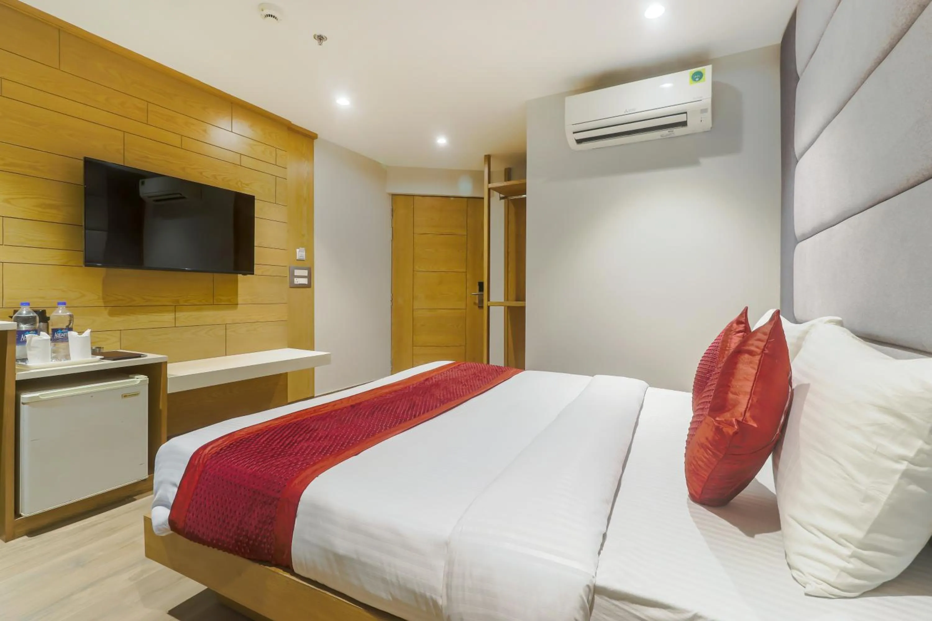 TV and multimedia, Bed in Hotel Bricks, Karol Bagh, New Delhi