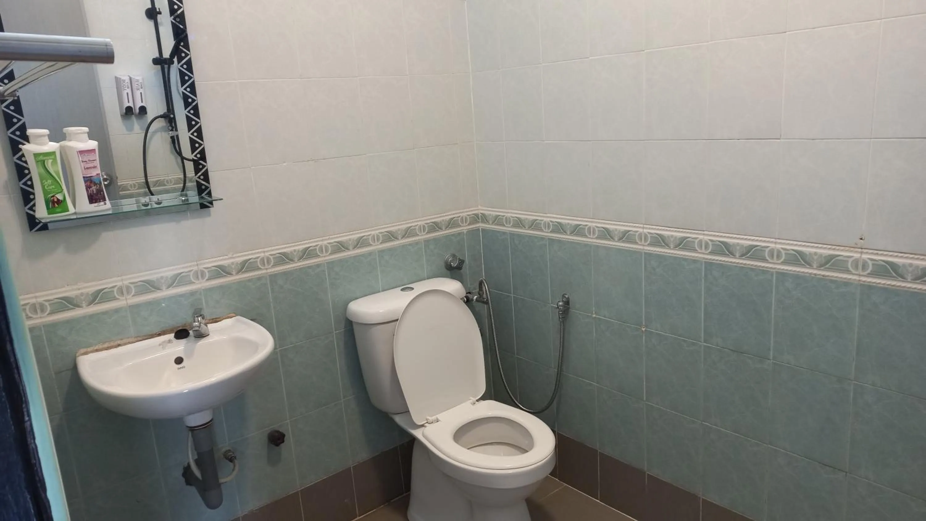 Toilet in DLAYARAN HOTEL & CAFE