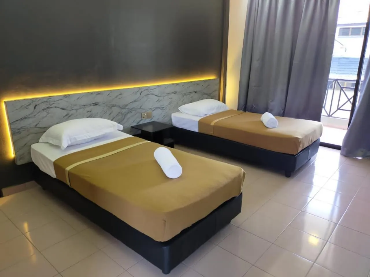 Bed in DLAYARAN HOTEL & CAFE