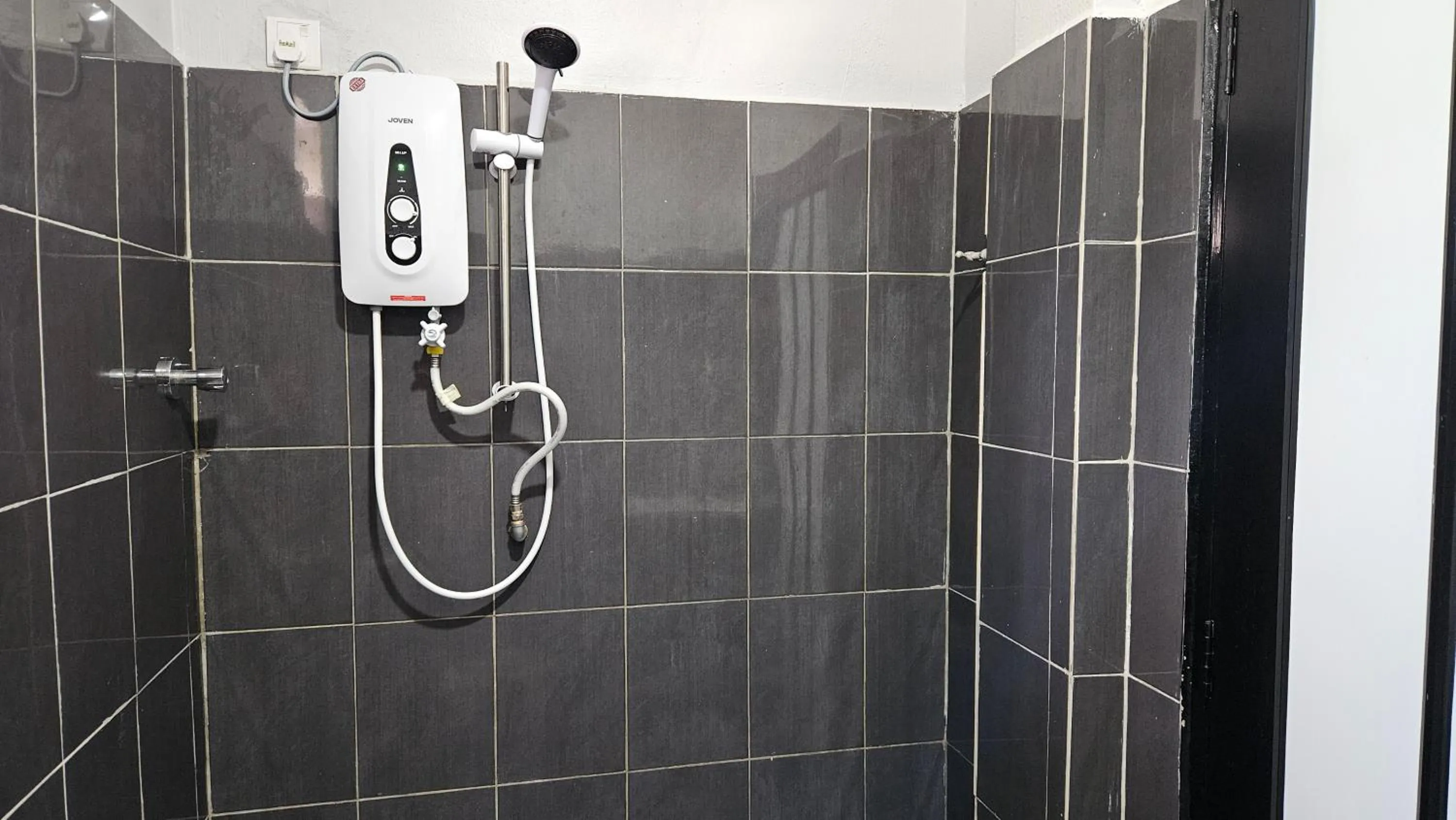 Shower in DLAYARAN HOTEL & CAFE