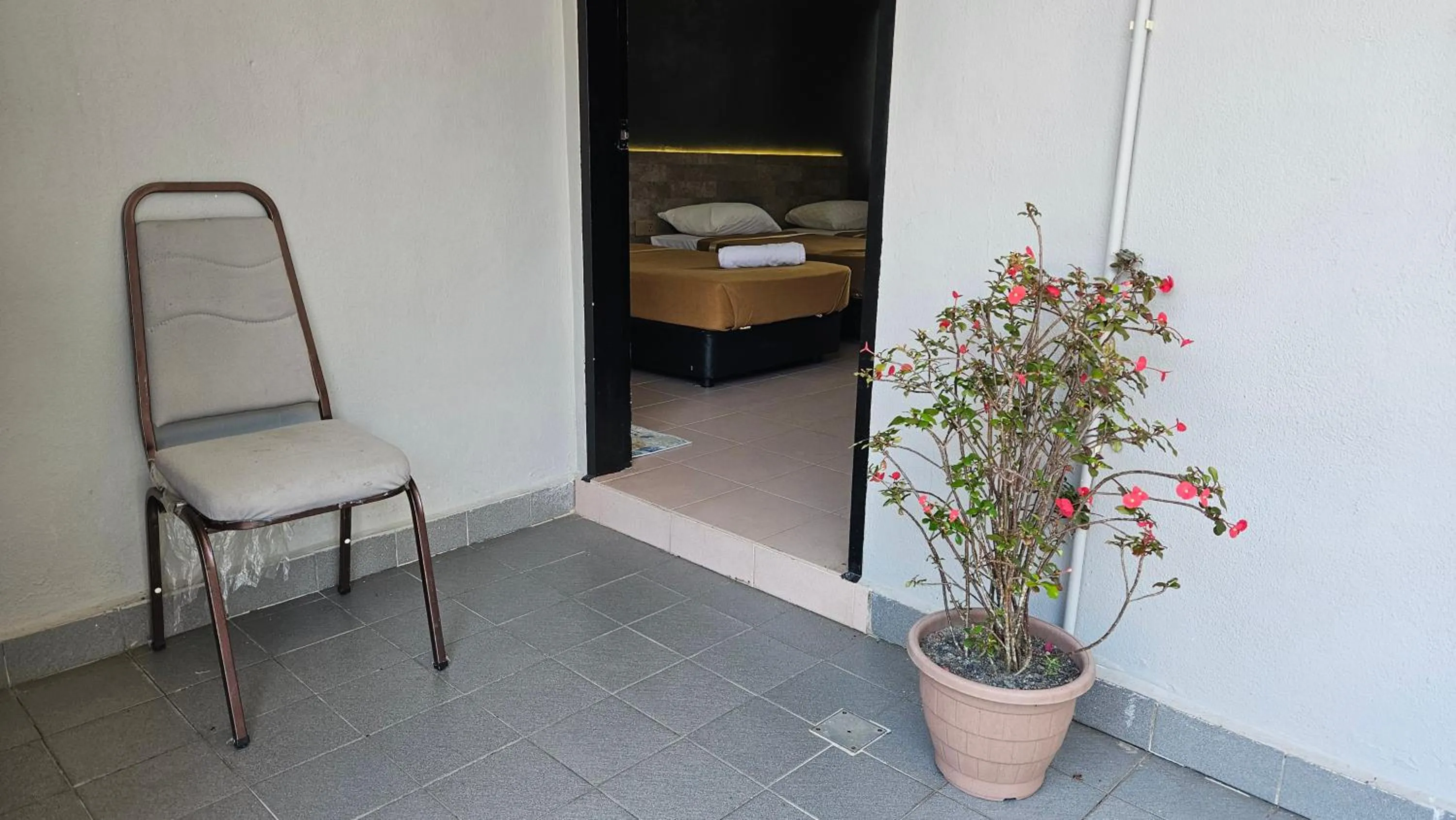 Property building, Bed in DLAYARAN HOTEL & CAFE