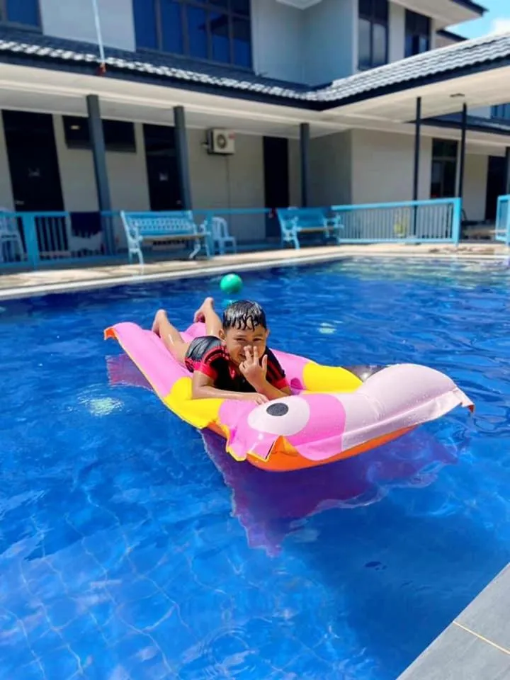 Swimming pool in DLAYARAN HOTEL & CAFE