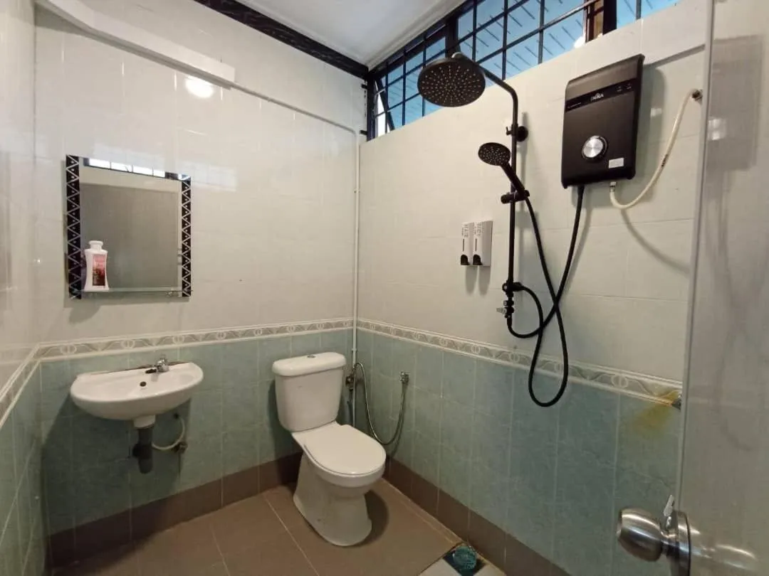 Shower in DLAYARAN HOTEL & CAFE