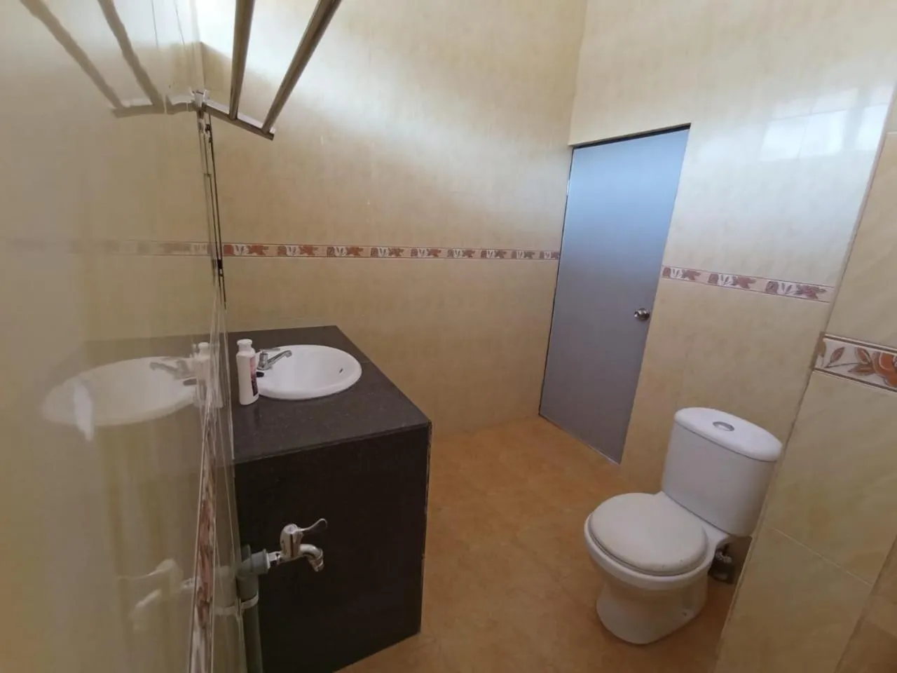 Toilet in DLAYARAN HOTEL & CAFE