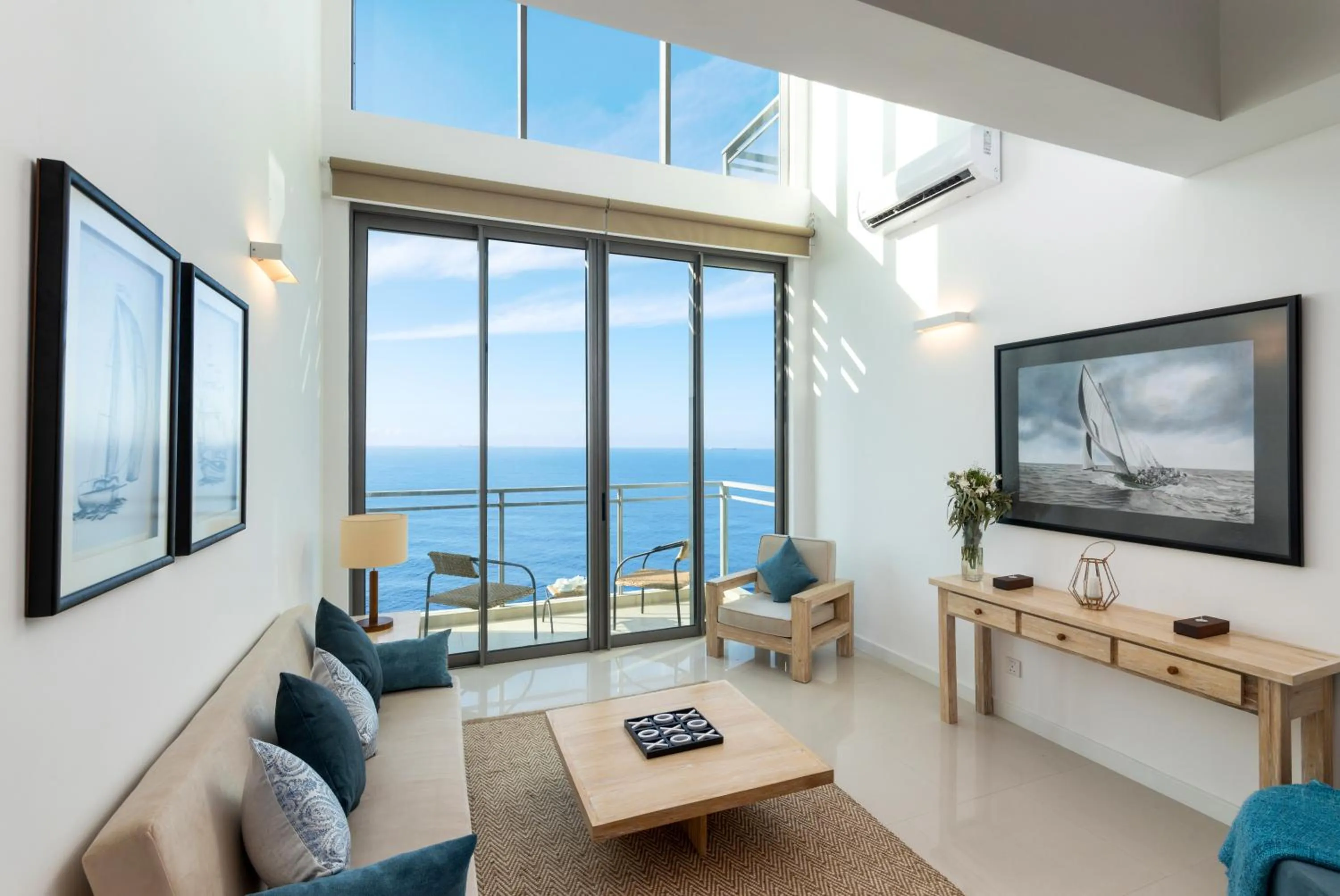 Communal lounge/ TV room in Oceanfront Galle by ICC