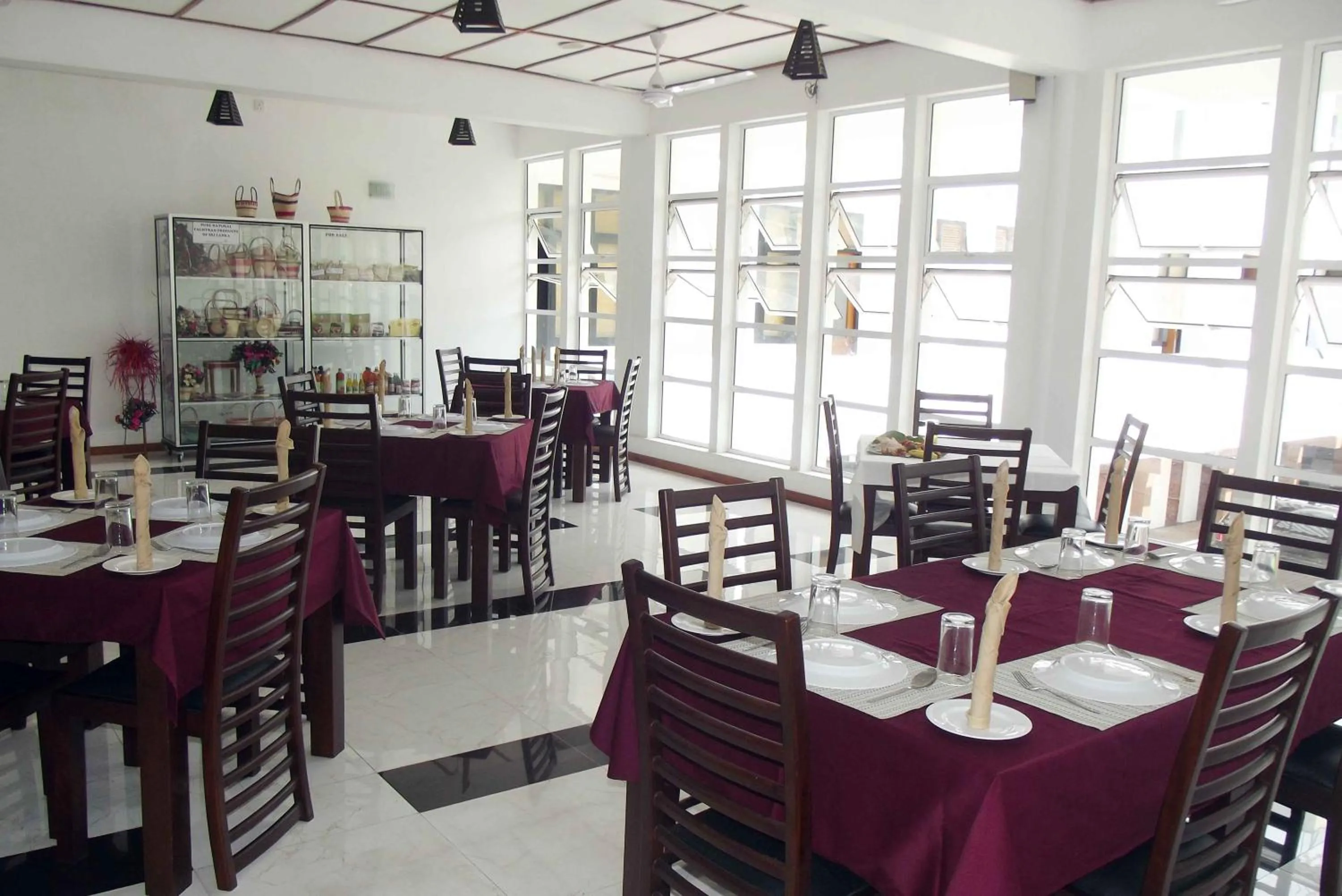 Restaurant/places to eat in Subhas Tourist Hotel