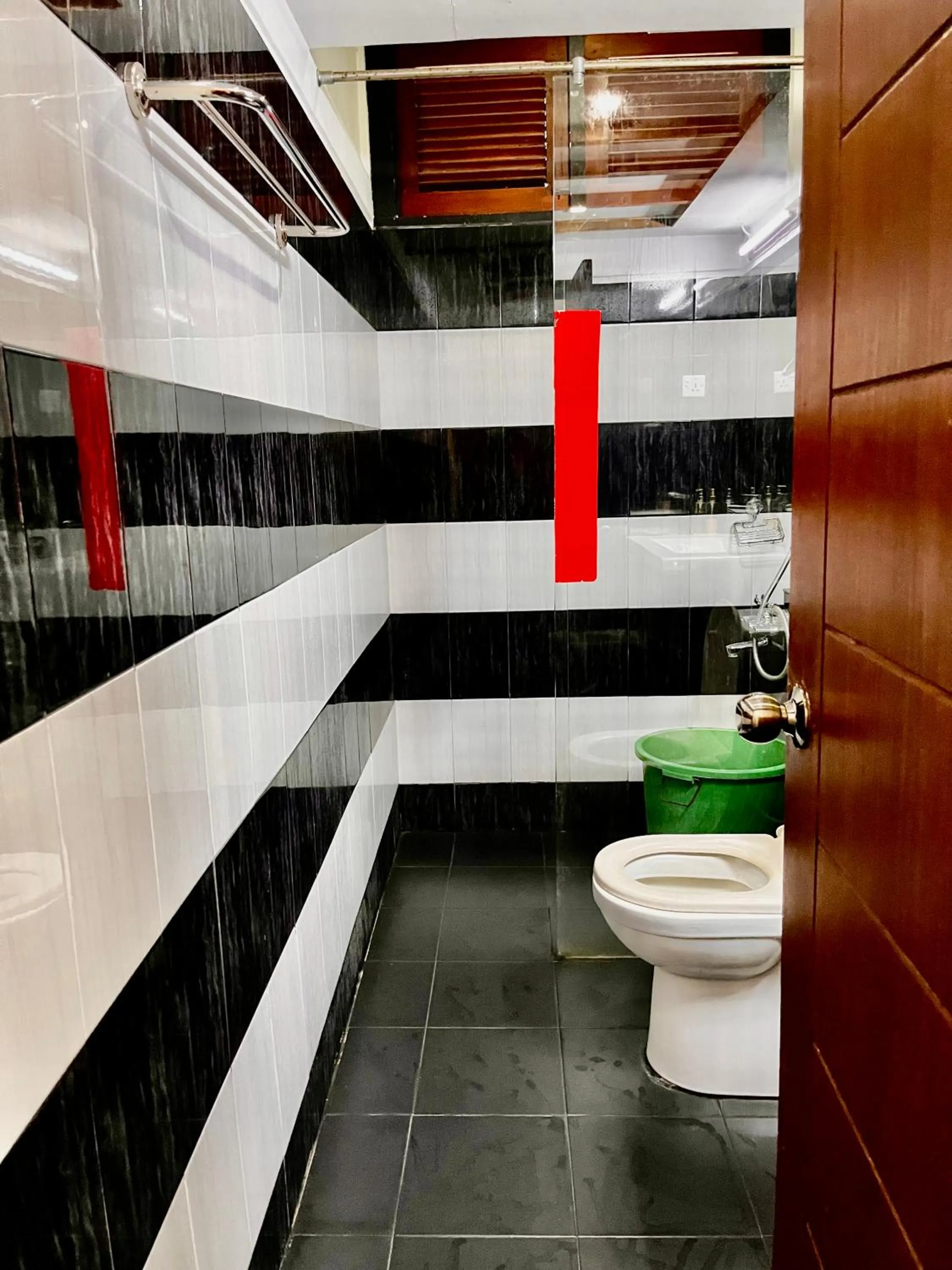 Toilet in Subhas Tourist Hotel