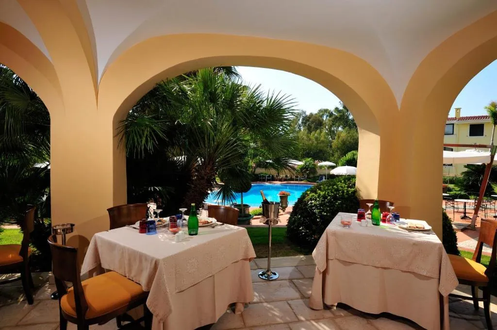 Restaurant/places to eat in Hotel Arbatasar