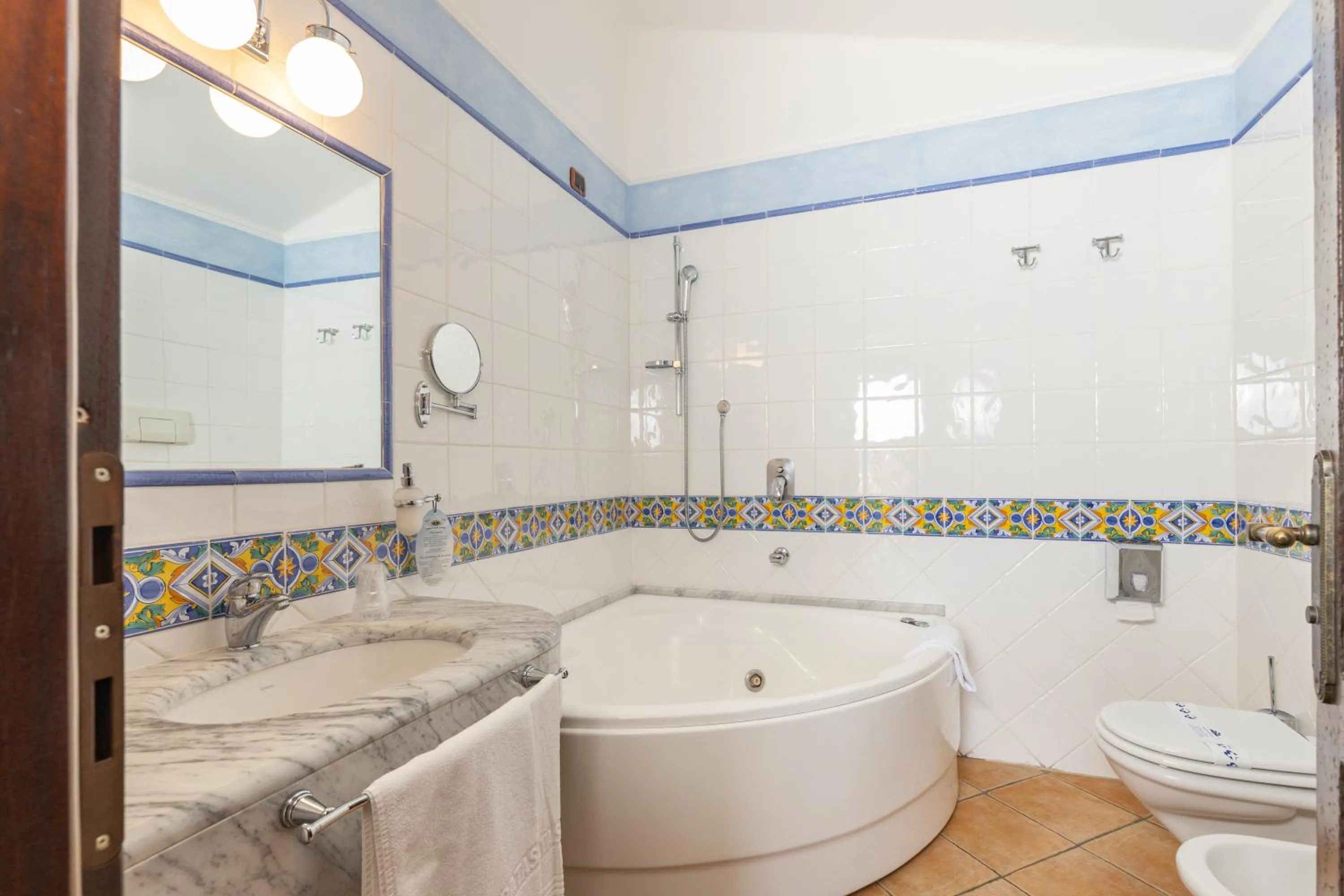 Bath in Hotel Arbatasar