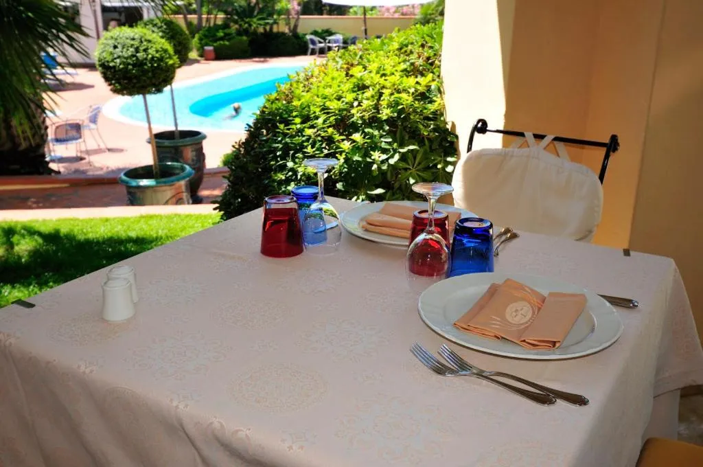 Restaurant/places to eat in Hotel Arbatasar