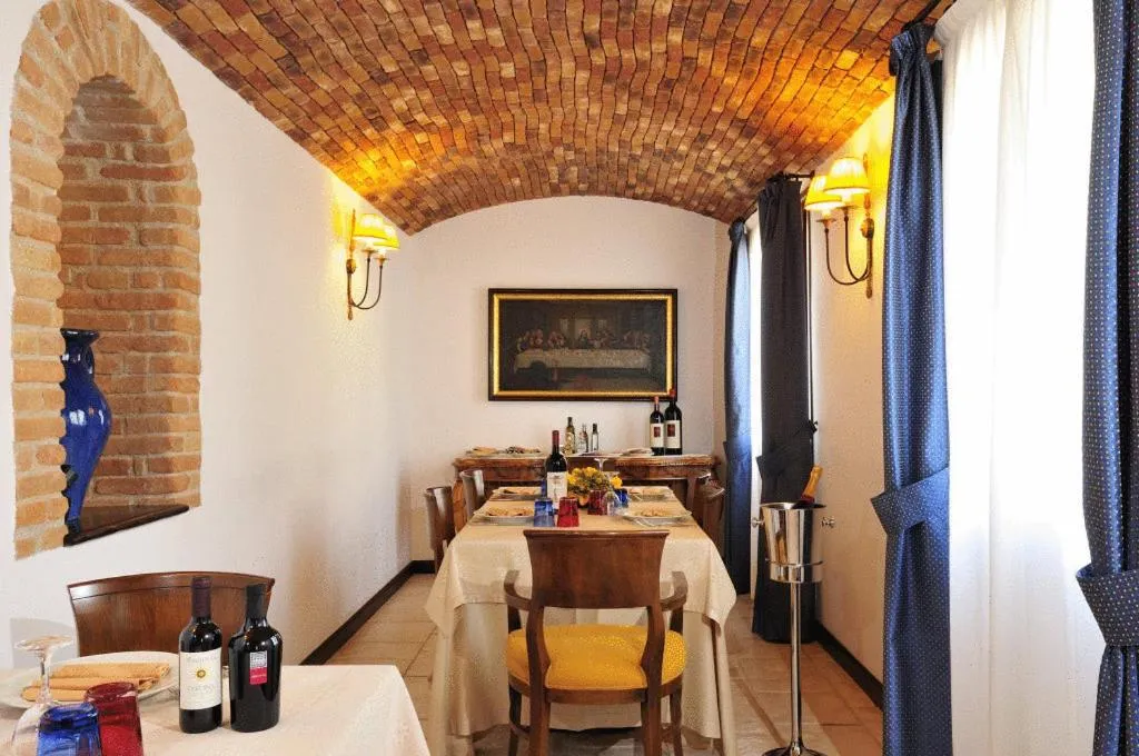 Restaurant/places to eat in Hotel Arbatasar