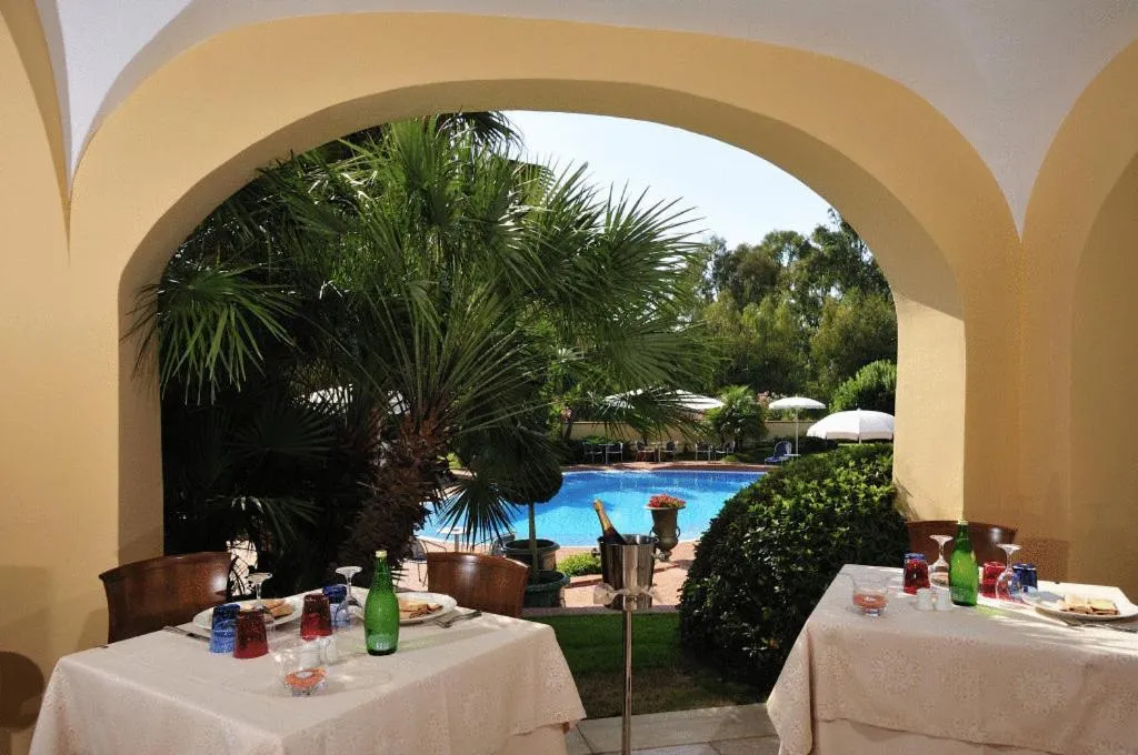 Restaurant/places to eat in Hotel Arbatasar