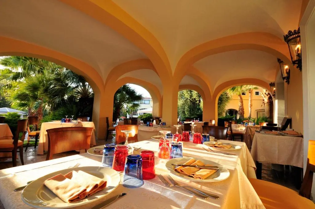 Restaurant/places to eat in Hotel Arbatasar