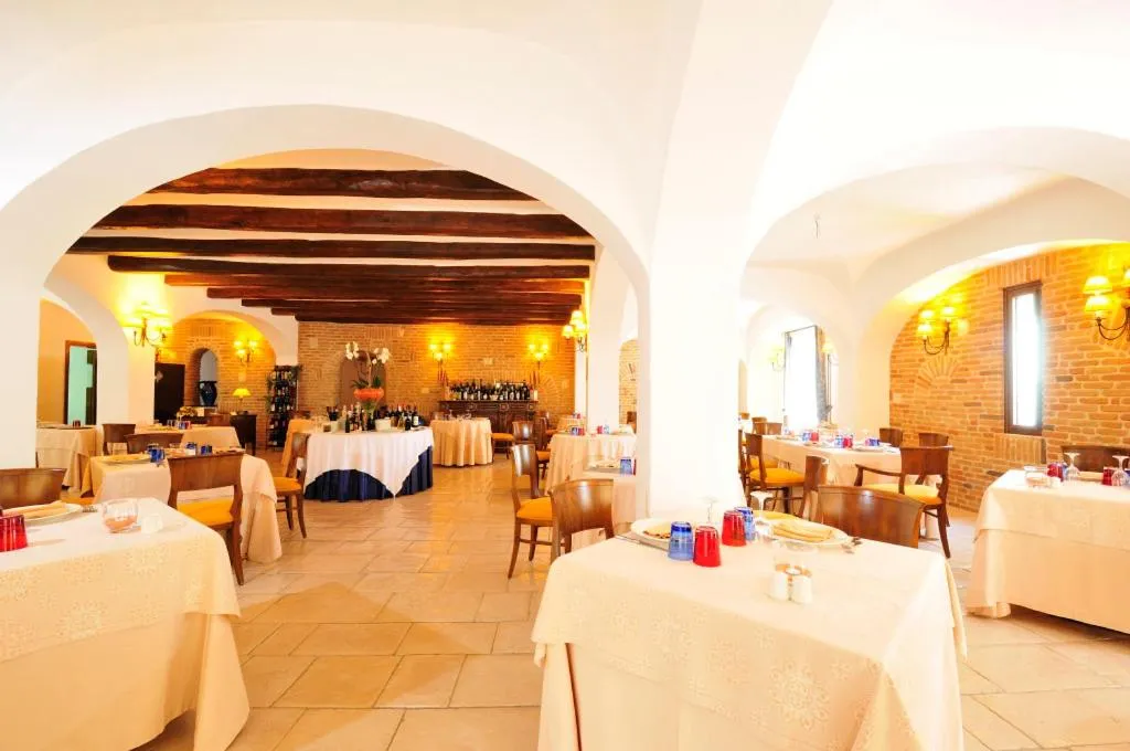 Restaurant/places to eat in Hotel Arbatasar