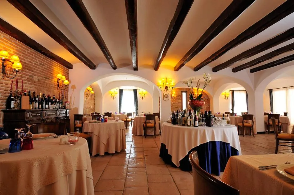 Restaurant/places to eat in Hotel Arbatasar