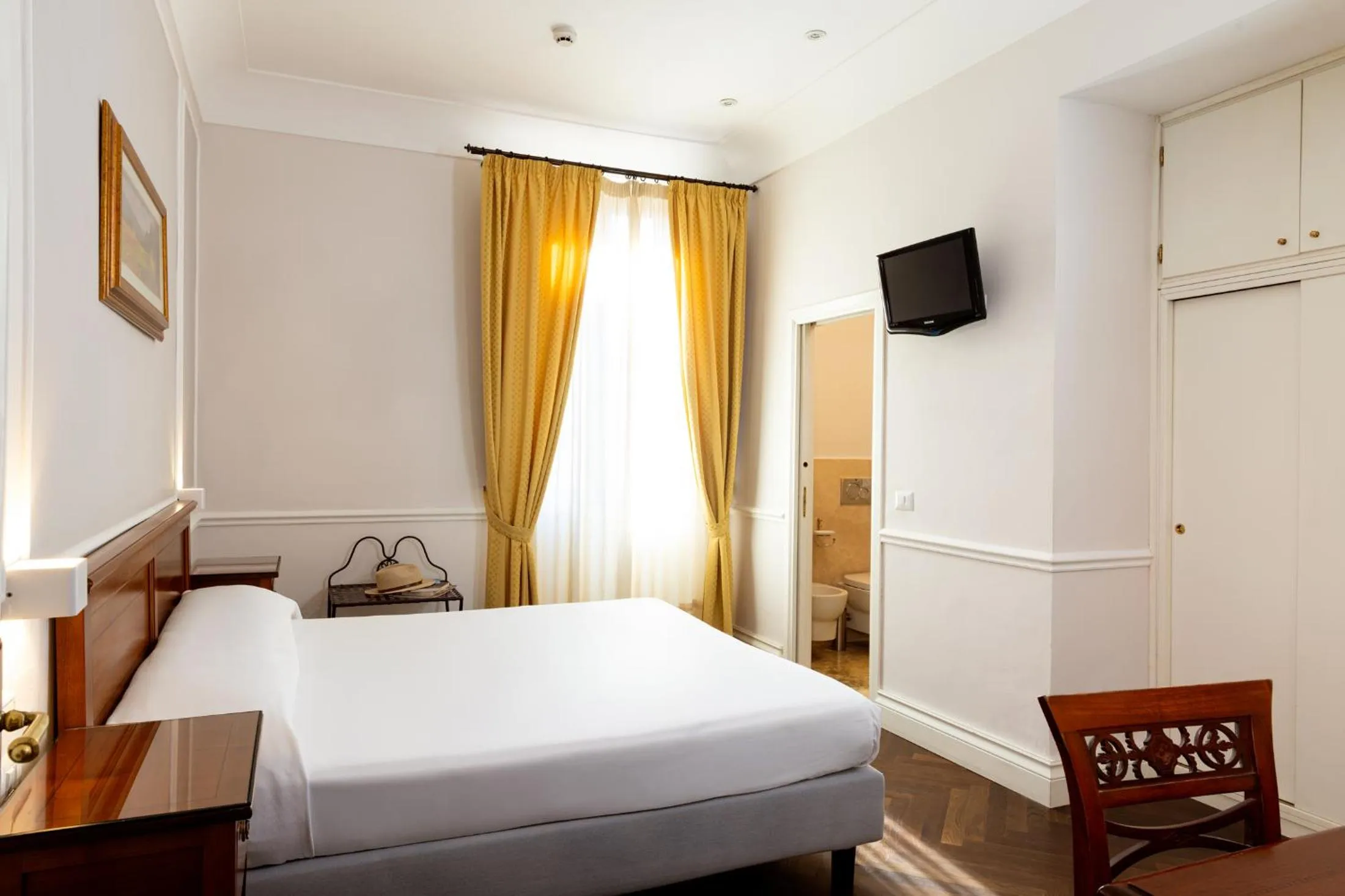 Photo of the whole room, Bed in Albergo Chiusarelli