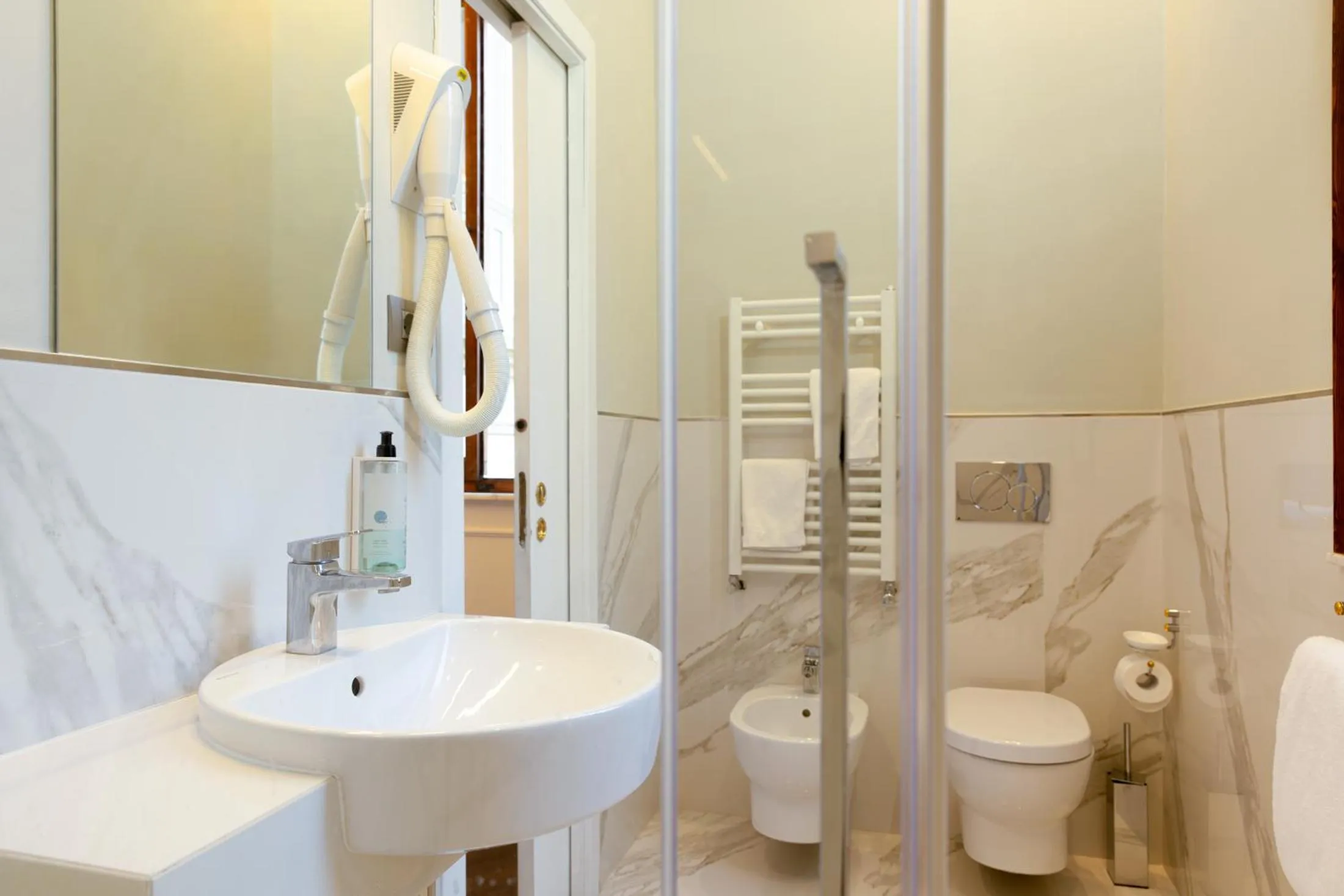 Shower in Albergo Chiusarelli