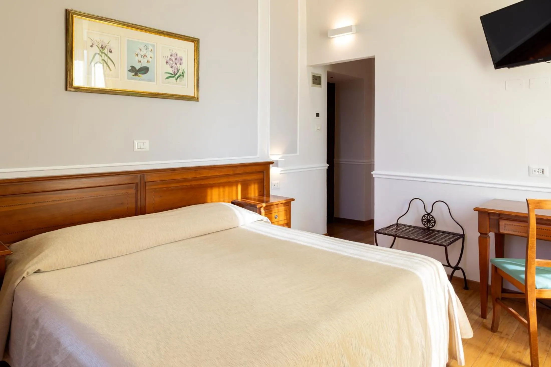 Photo of the whole room, Bed in Albergo Chiusarelli