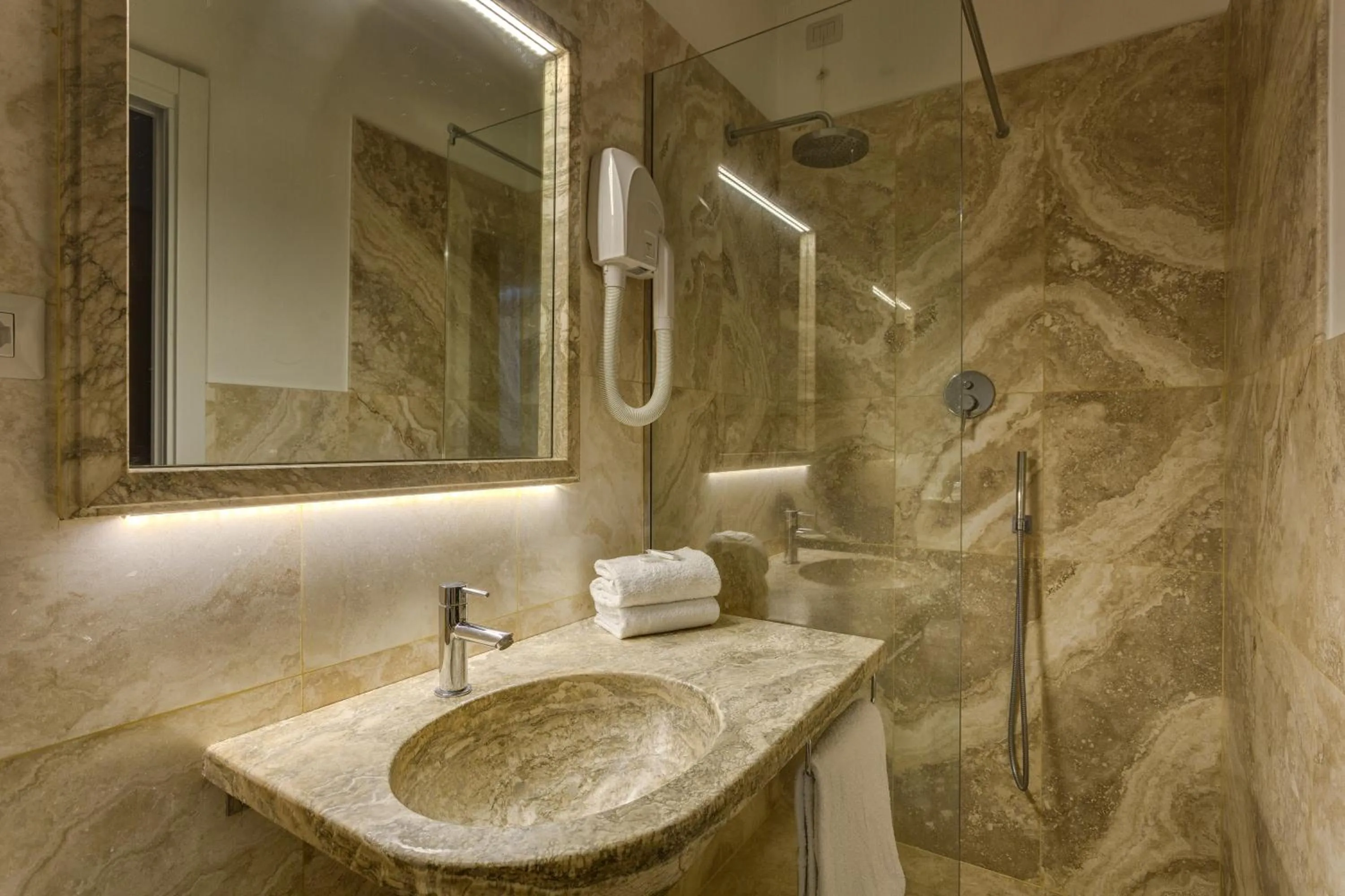 Bathroom in Albergo Chiusarelli