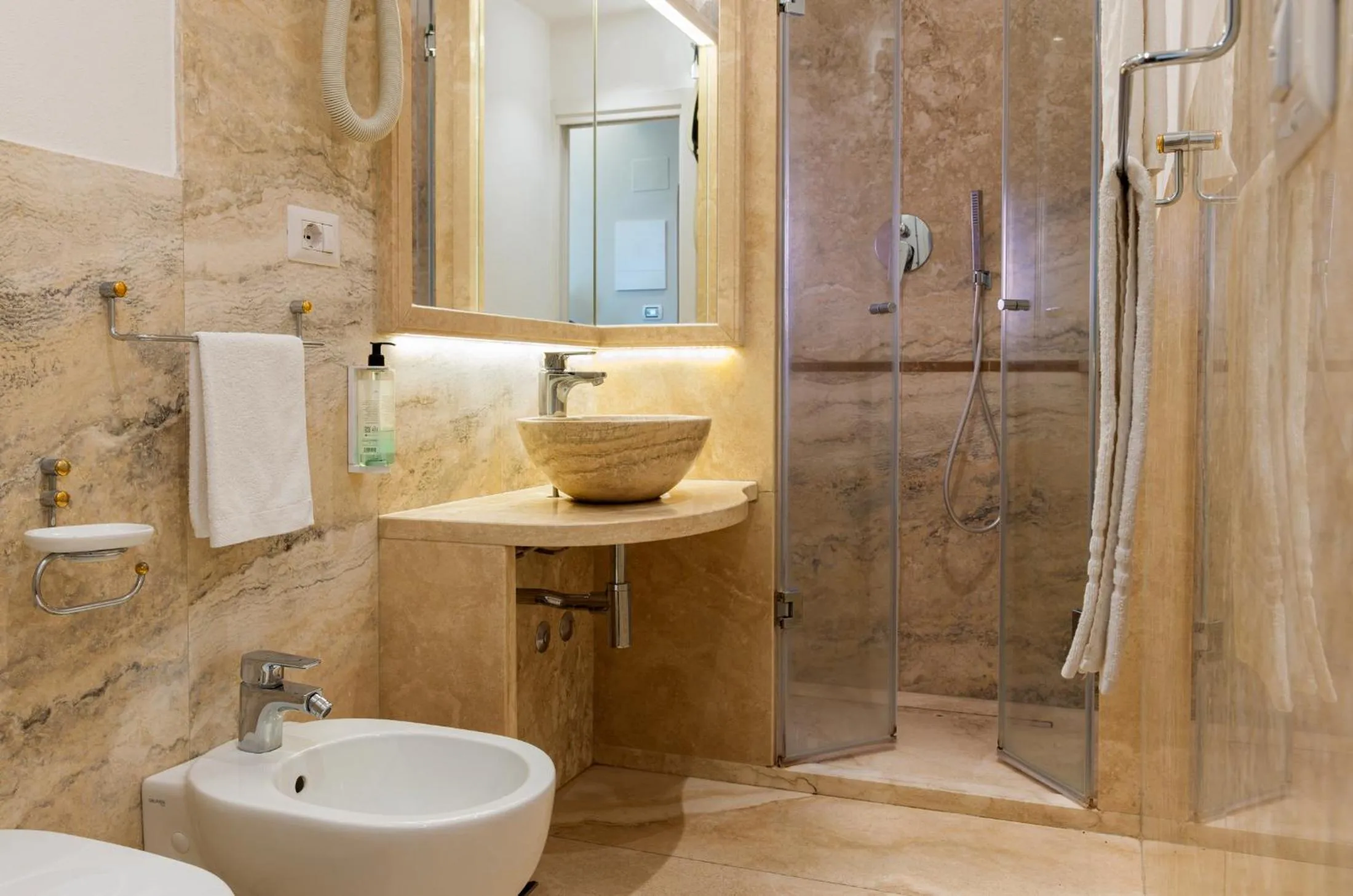 Bathroom in Albergo Chiusarelli