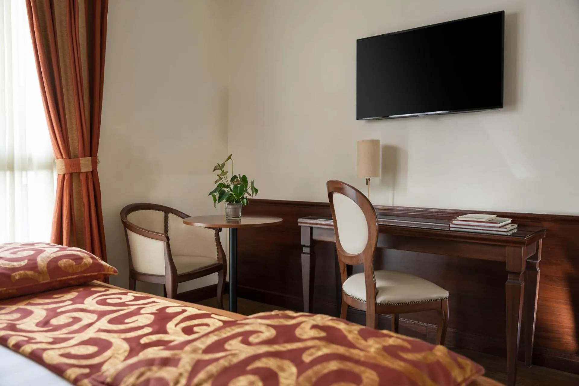 TV and multimedia, Bed in Hotel Athena