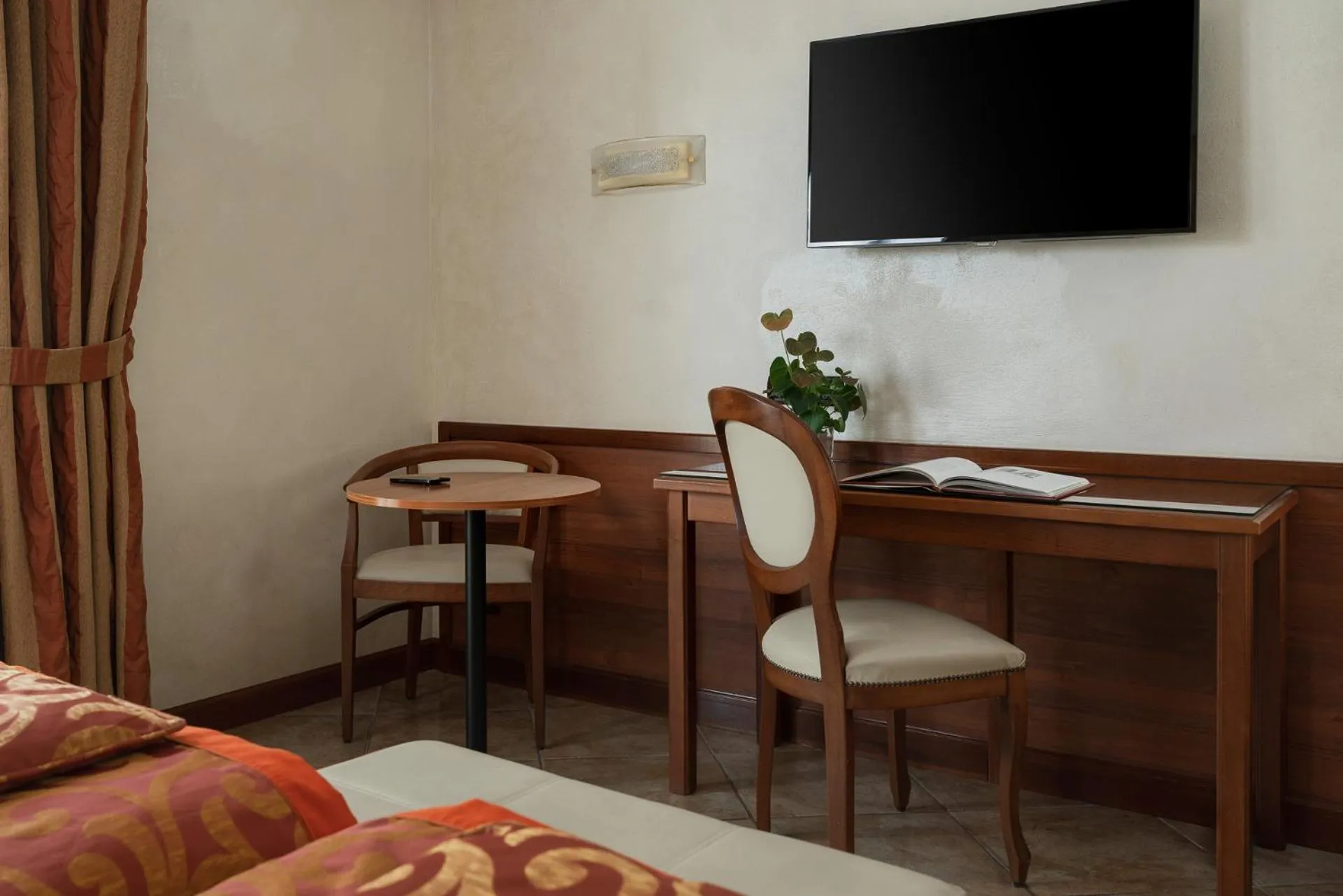 TV and multimedia, Bed in Hotel Athena