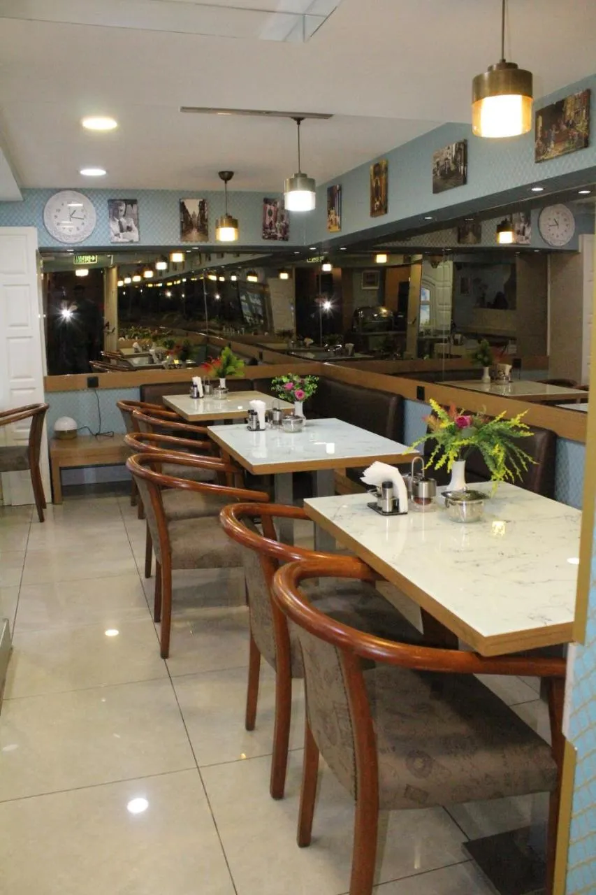 Restaurant/places to eat in Hotel Falcon