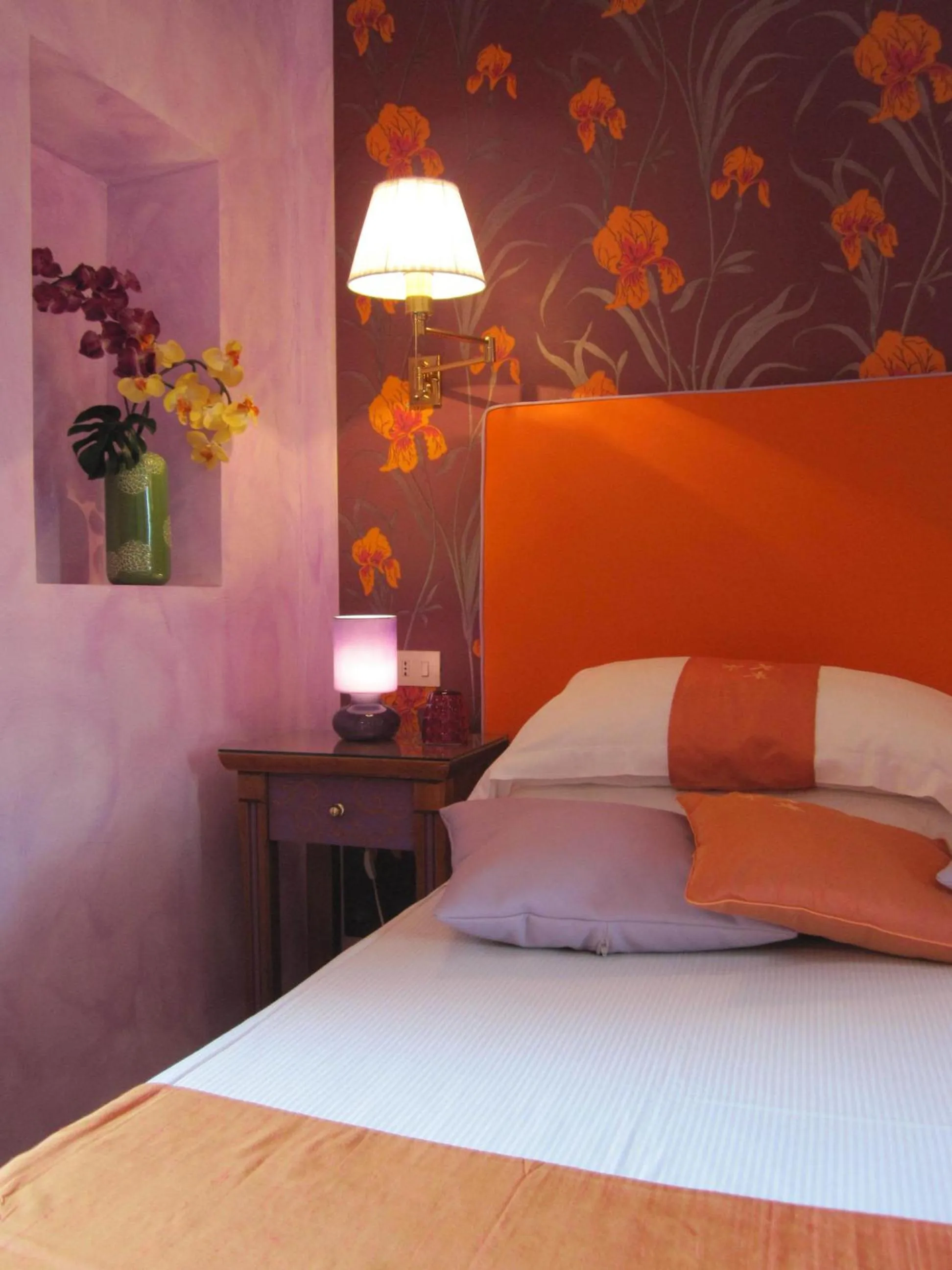 Decorative detail, Bed in 66 Imperial Inn Deluxe B&B