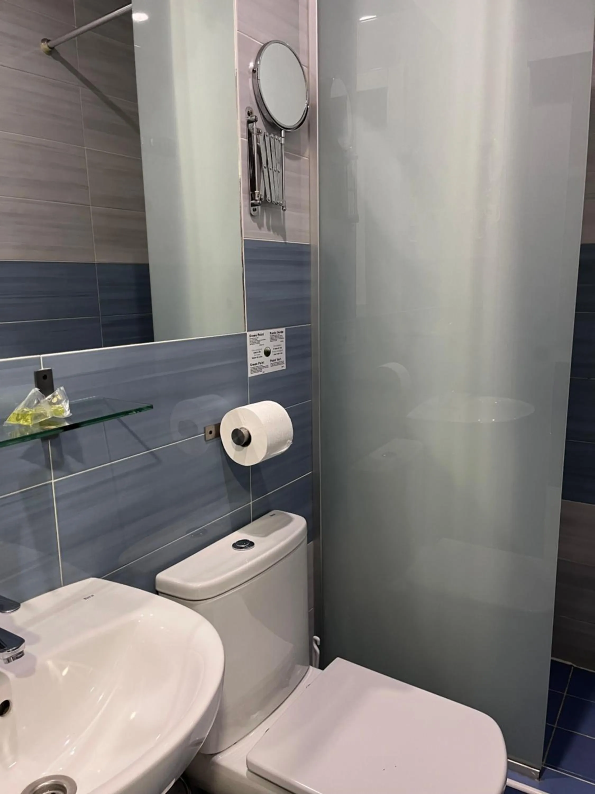 Shower in Hostal Madrid Star