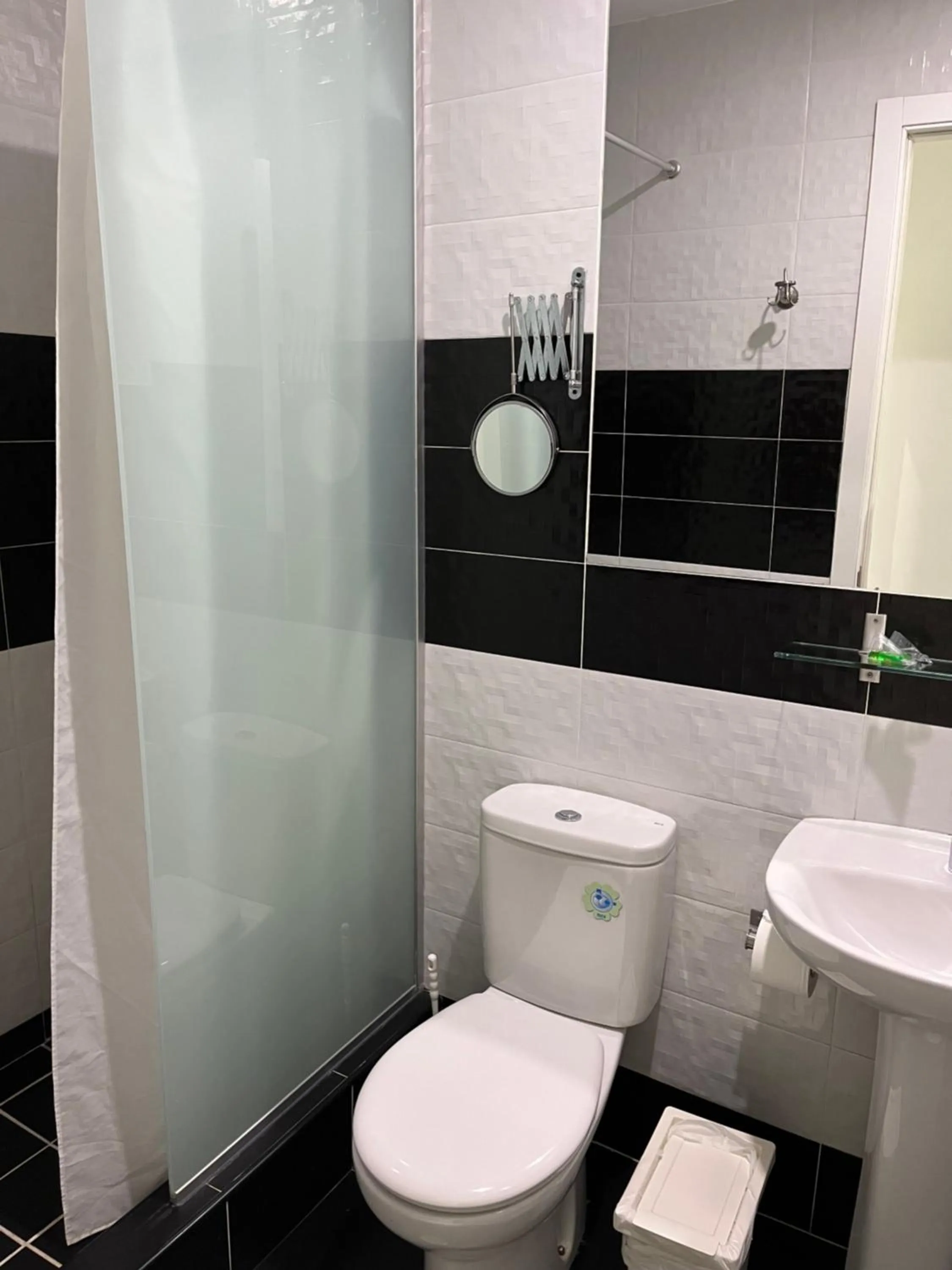 Shower in Hostal Madrid Star