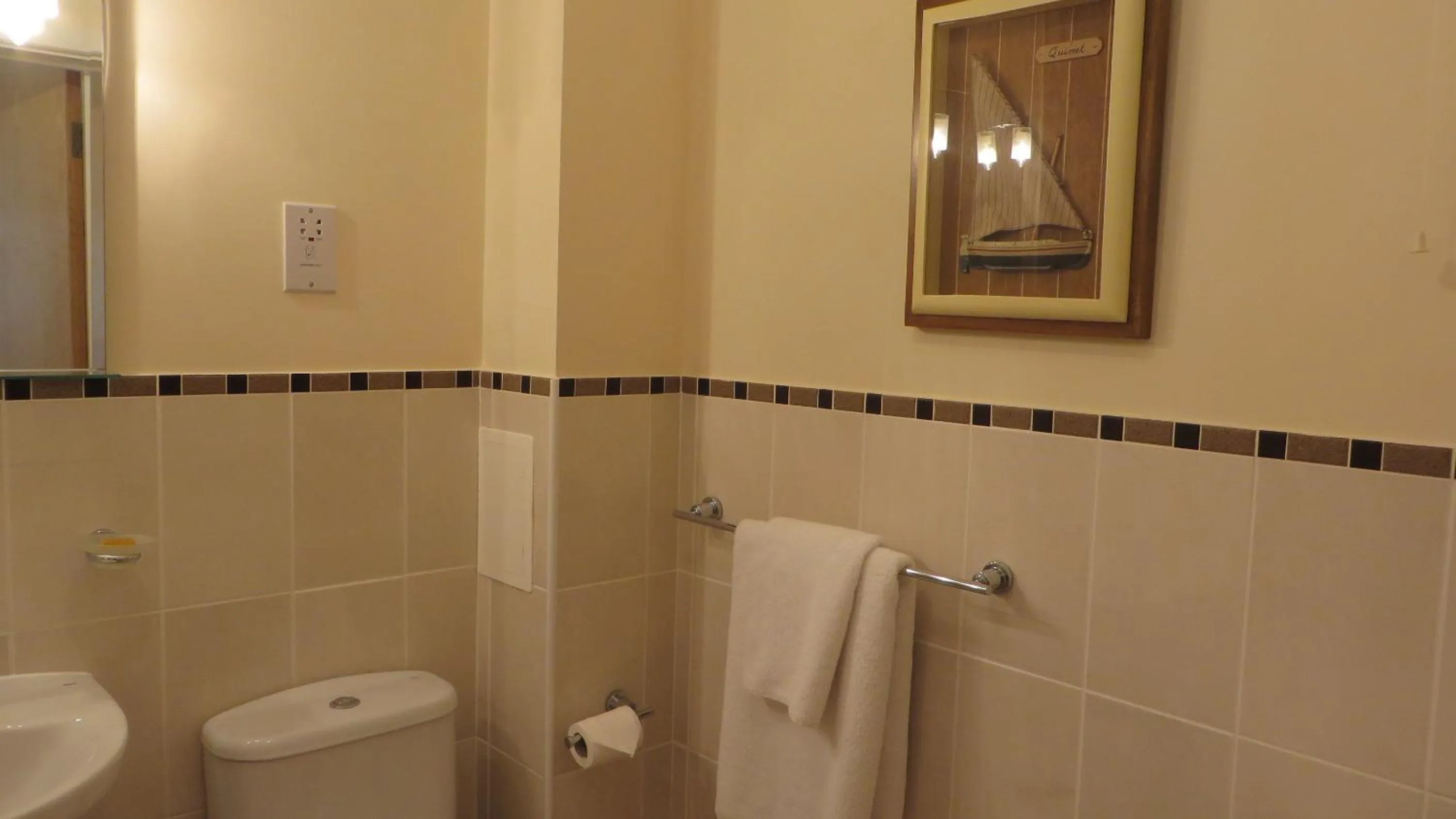 Bathroom in Citystay Living- Warren Close