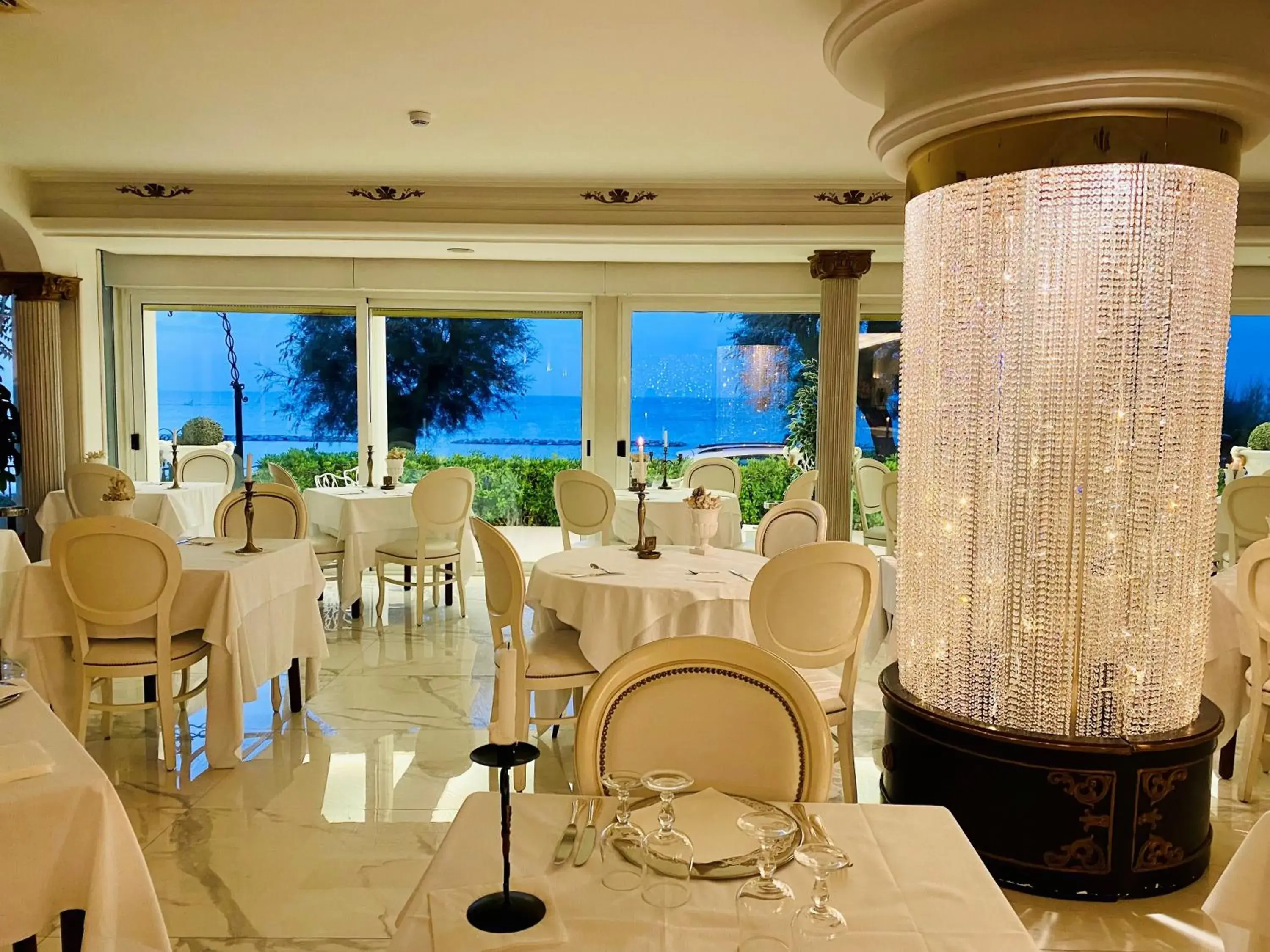 Restaurant/Places to Eat in Grand Hotel Michelacci