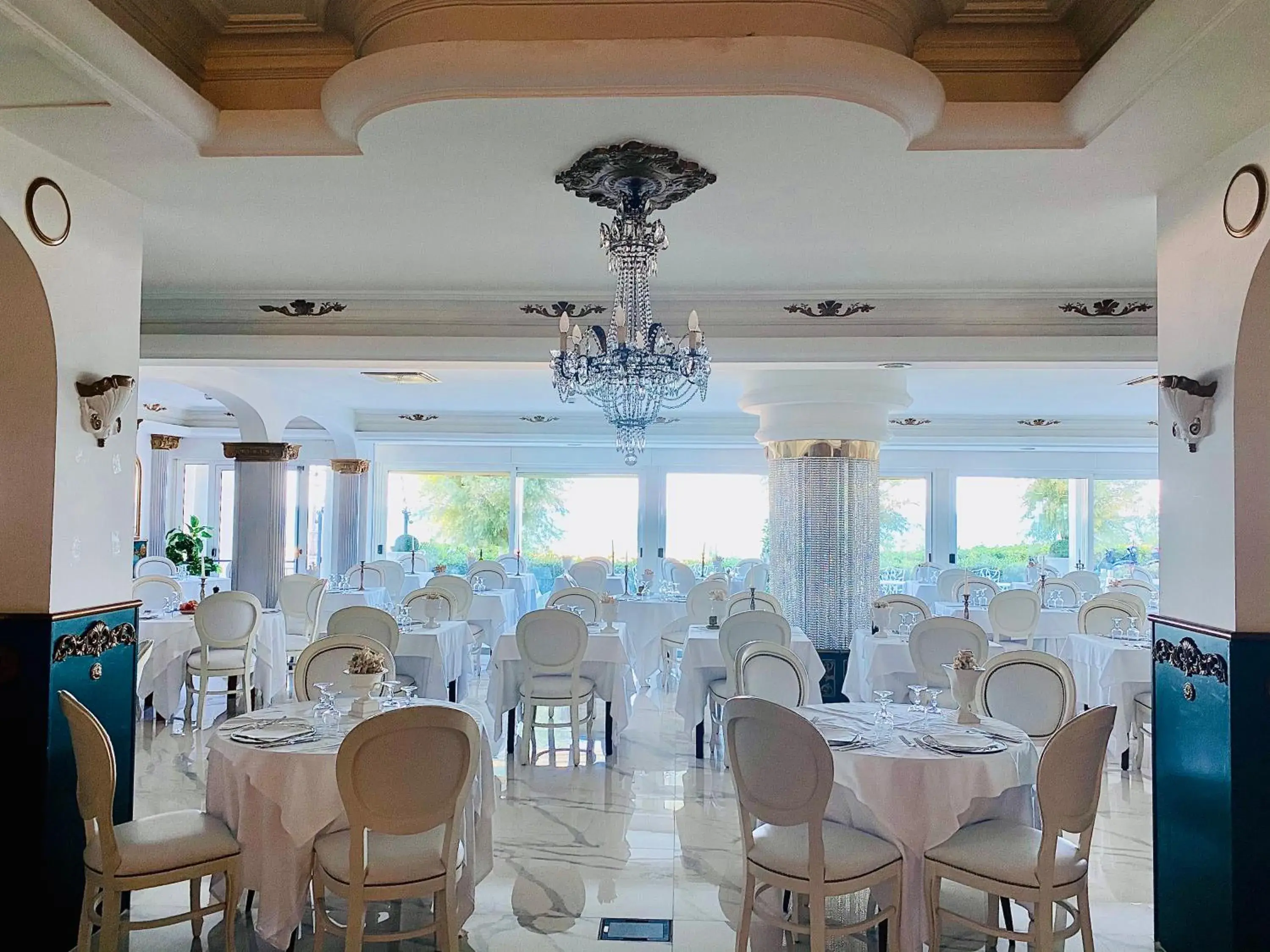 Restaurant/Places to Eat in Grand Hotel Michelacci