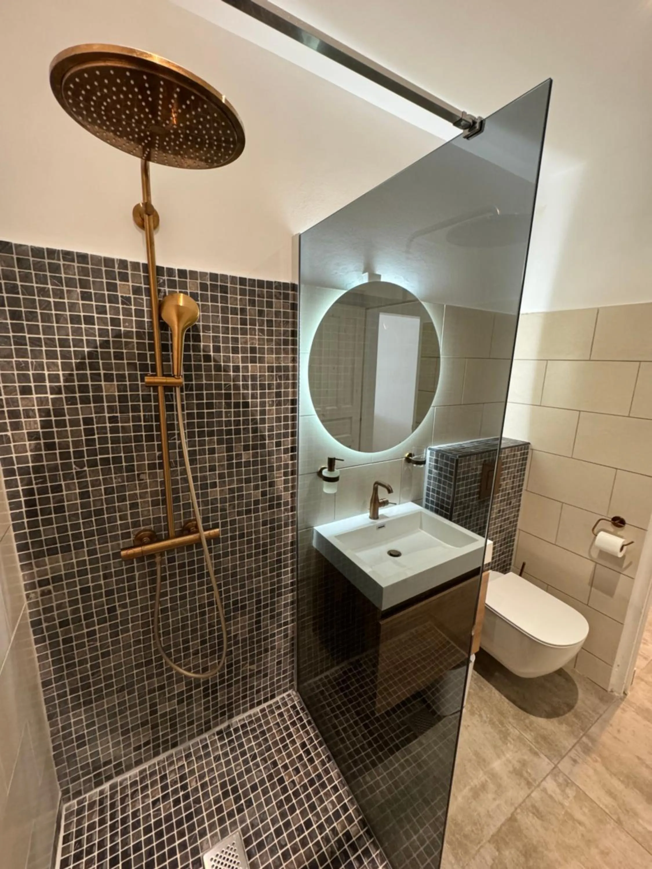 Shower in Moana Lodge
