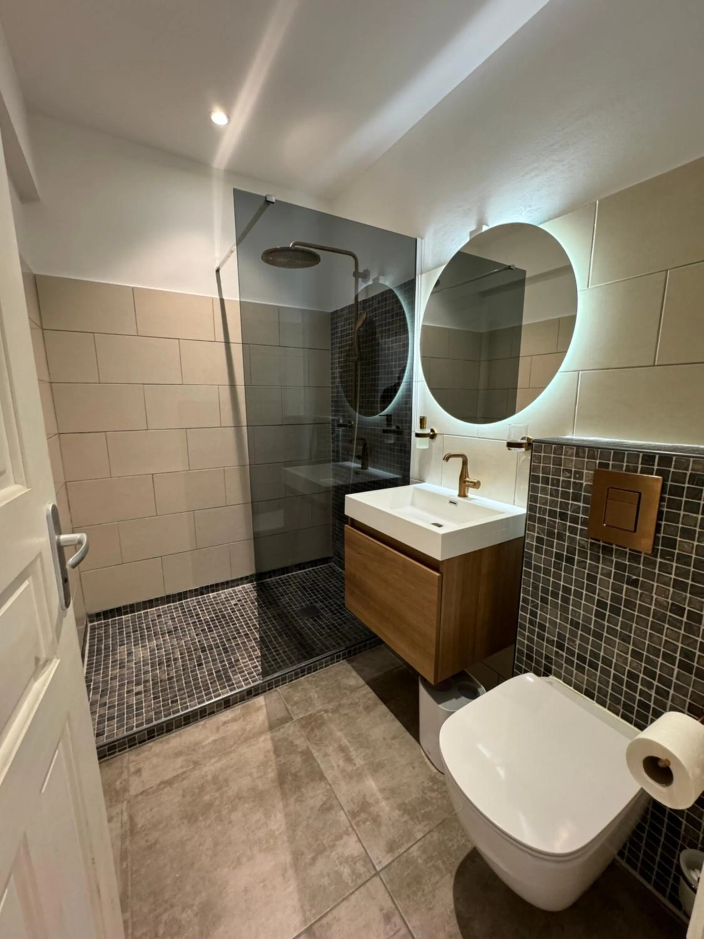 Shower in Moana Lodge